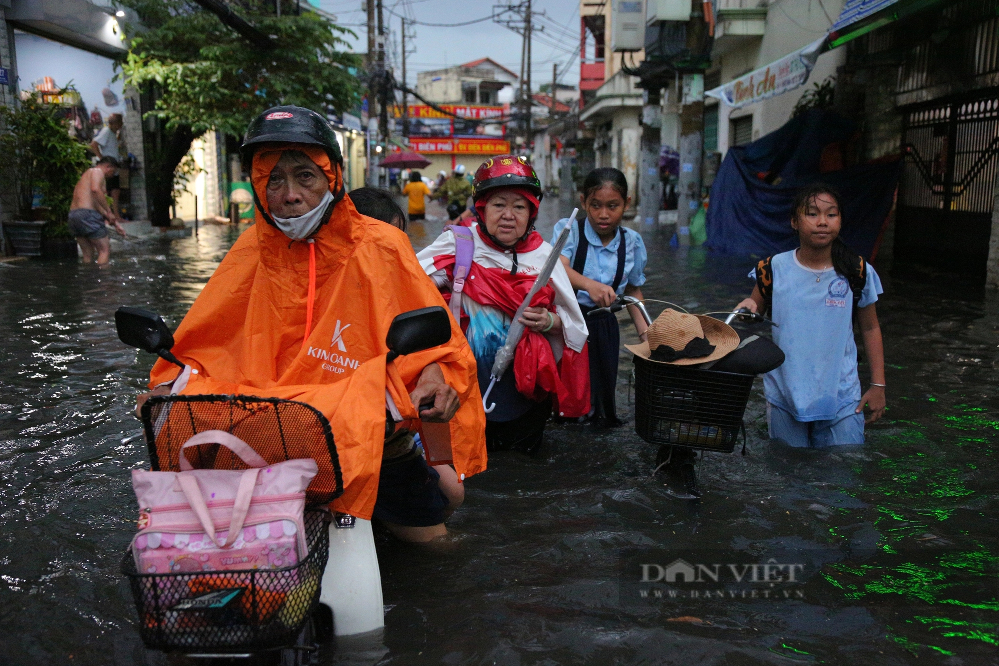 Nhà ngập nặng sau mưa, người dân TP.HCM hì hục tát nước trong sự bất lực- Ảnh 11.