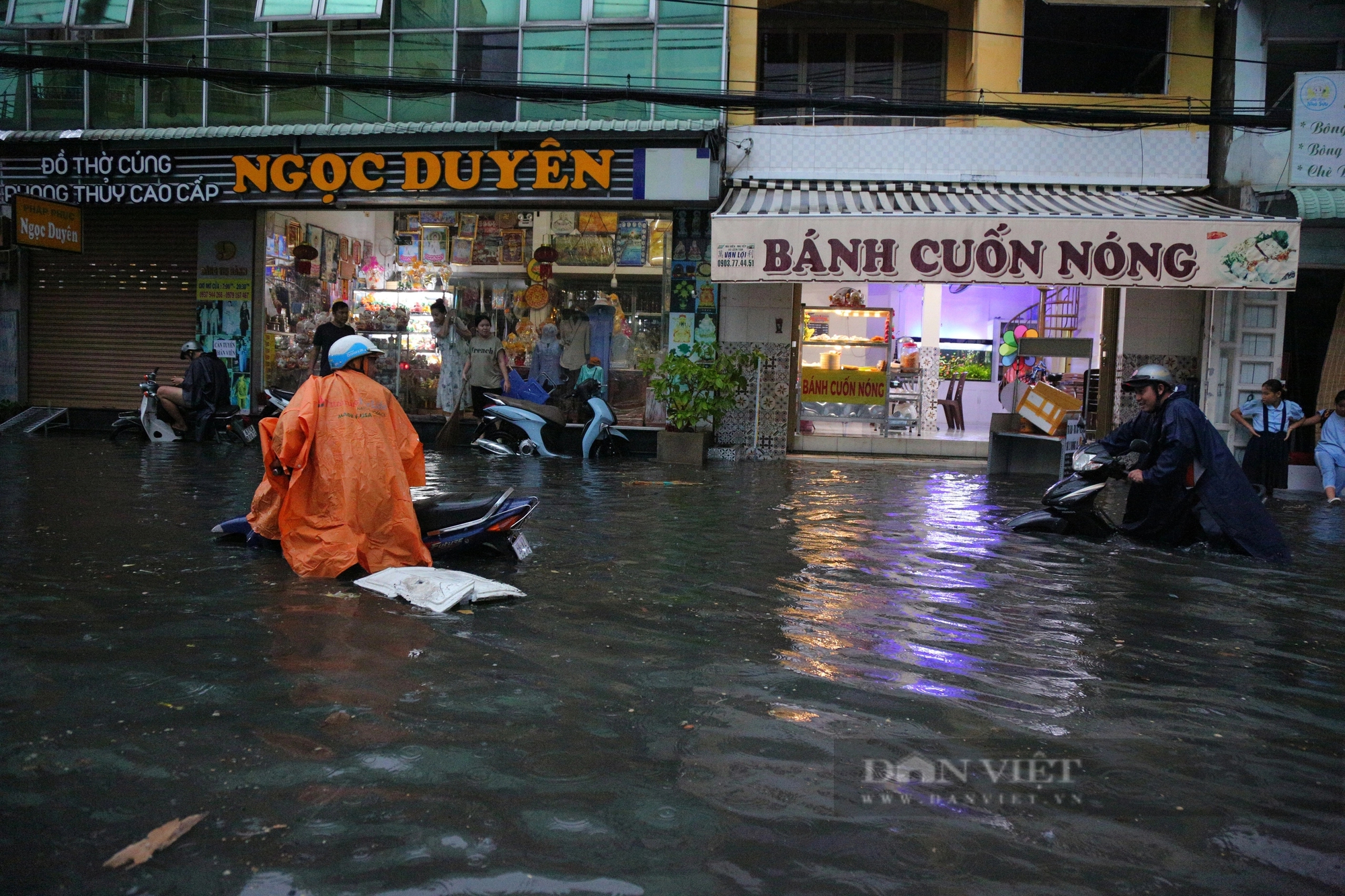 Nhà ngập nặng sau mưa, người dân TP.HCM hì hục tát nước trong sự bất lực- Ảnh 13.