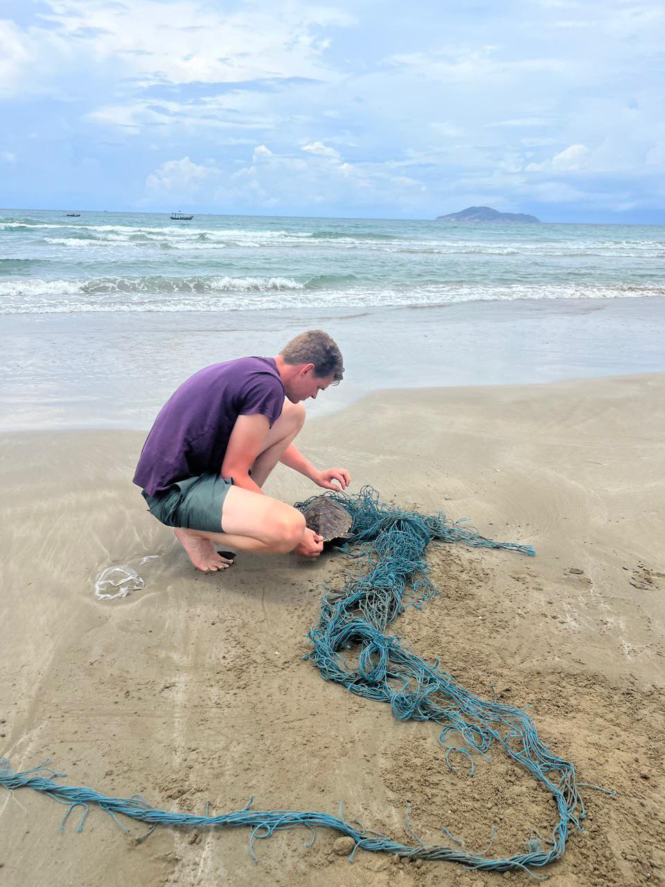 Một con động vật hoang dã ở Côn Đảo bị mắc kẹt trong lưới, du khách người Hà Lan giải cứu, thả về biển- Ảnh 1.