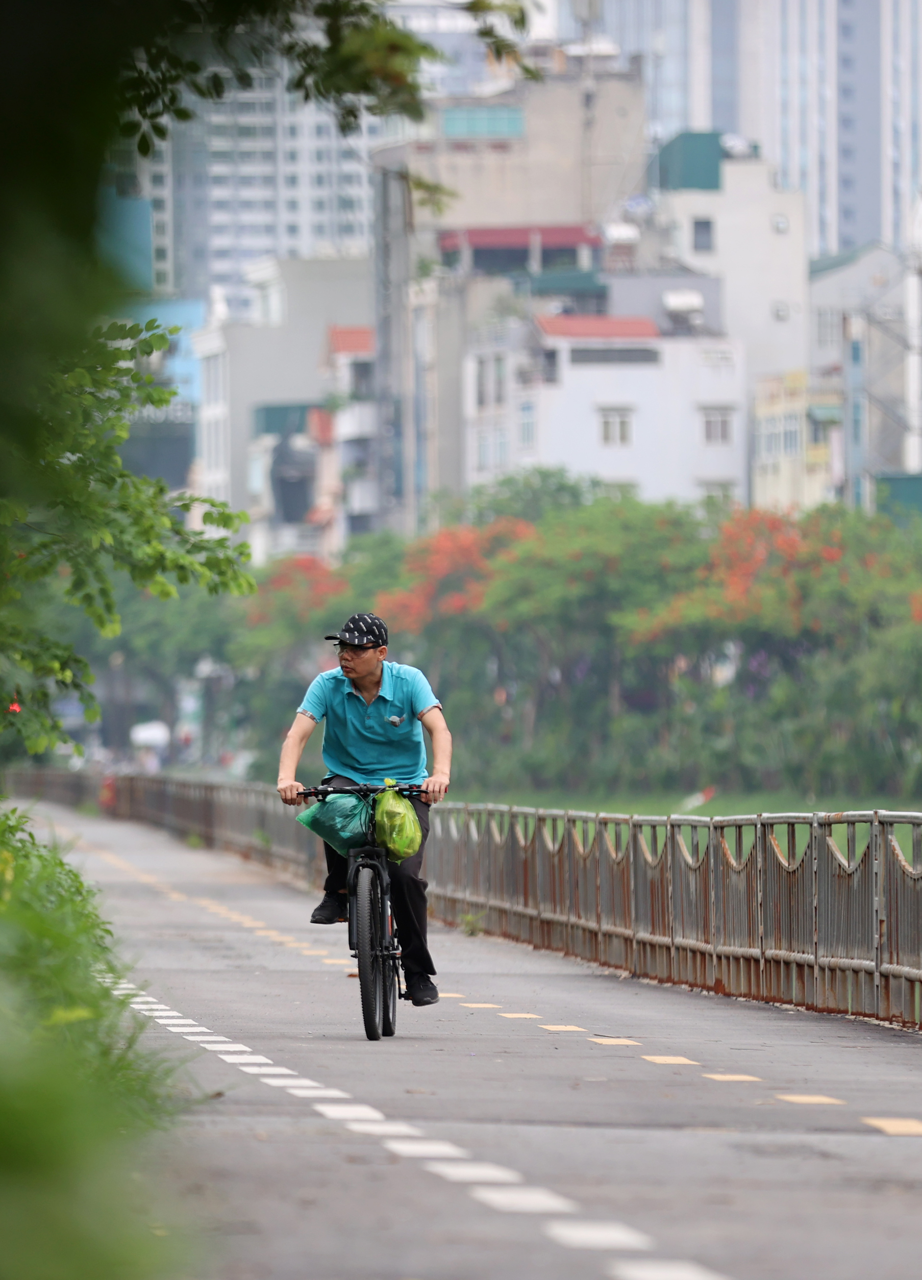 Hình ảnh thảm cỏ xanh mướt, hút mắt trên con đường chỉ dành riêng cho người đi bộ, xe đạp ở Hà Nội- Ảnh 15.