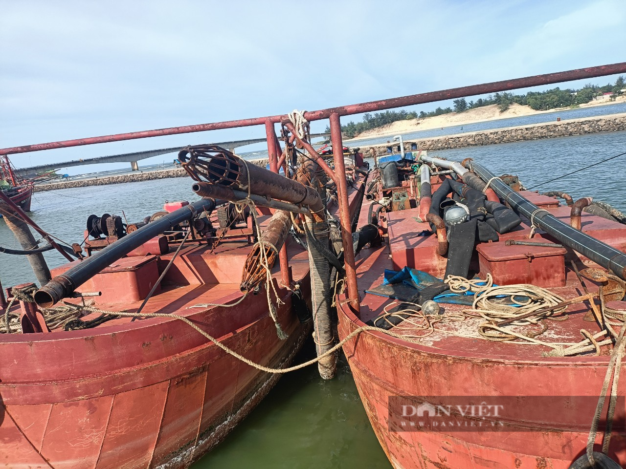 Quảng Trị: Luồng vào cảng cá Cửa Tùng chỉ sâu 0,5m, ngư dân “khóc thét”- Ảnh 3.