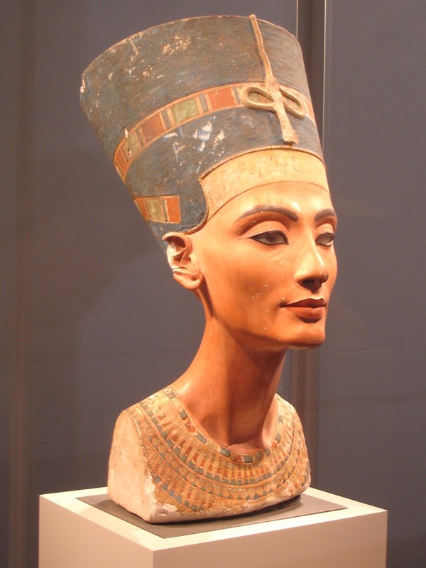 Có gì trong lăng mộ Nữ hoàng Nefertiti?- Ảnh 1.