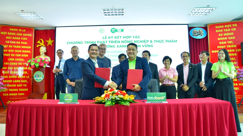 Trường Đại học Nông Lâm TP.HCM và Food Bank Vietnam đã ký kết hợp tác chương trình phát triển nông nghiệp và thực phẩm định hướng xanh bền vững. Ảnh: Trần Khánh