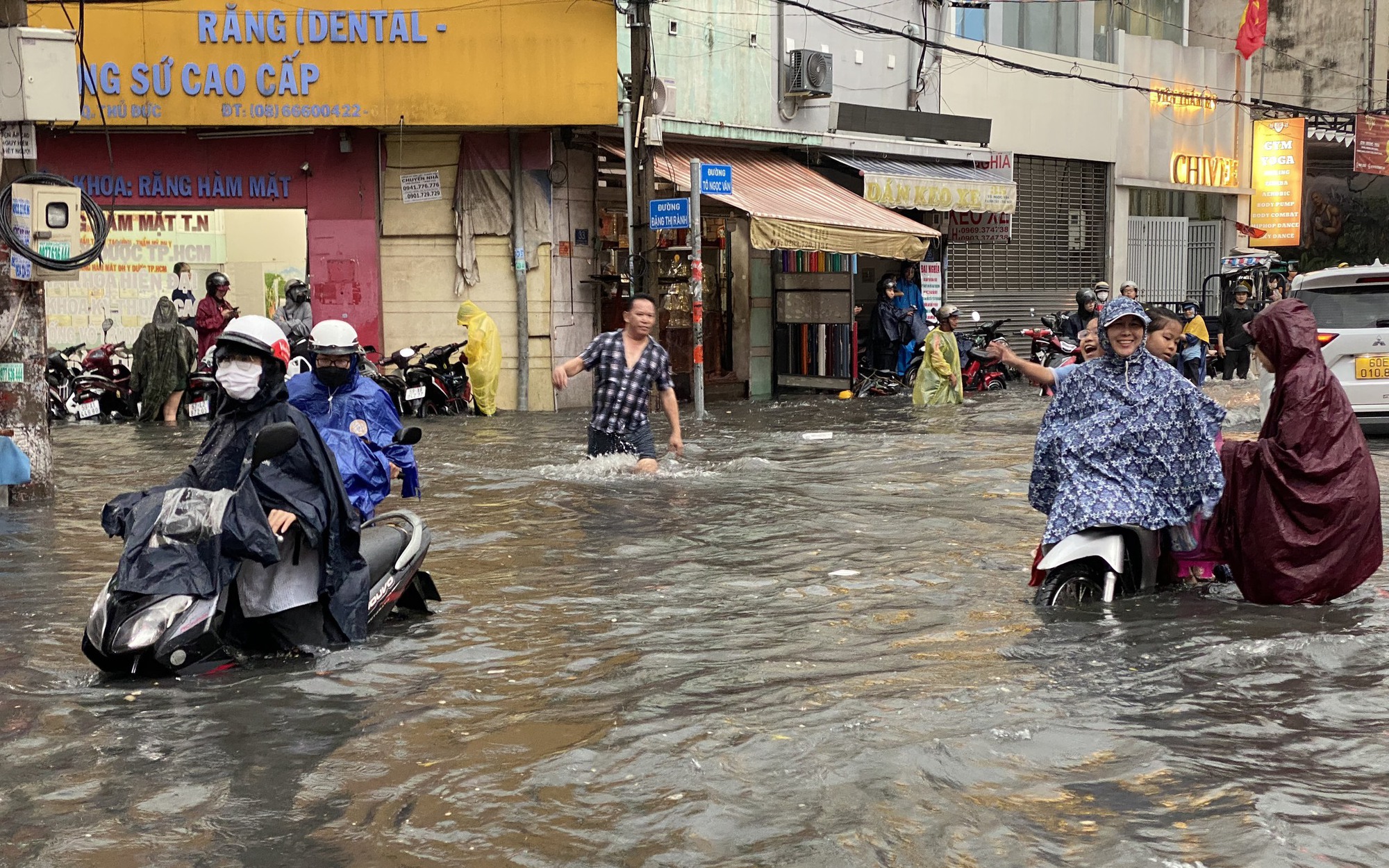 TP.HCM: Ngập chợ Thủ Đức do mưa vượt thiết kế hệ thống thoát nước