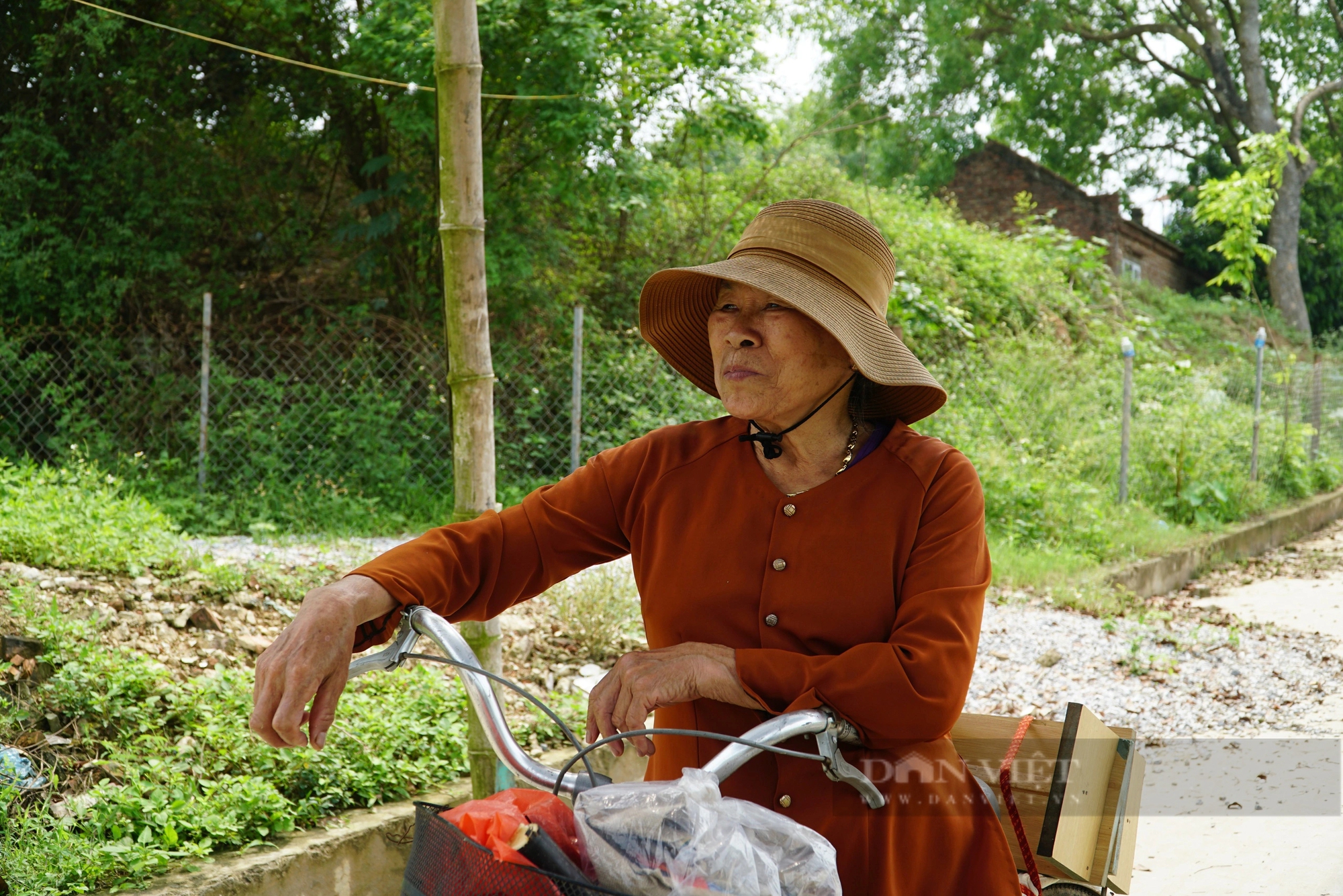 Bà Nguyễn Thị Gái (80 tuổi) cho hay, trước đây, nghề nuôi tằm là nghề nuôi sống người dân Vọng Nguyệt. Ảnh: Trung Hiếu