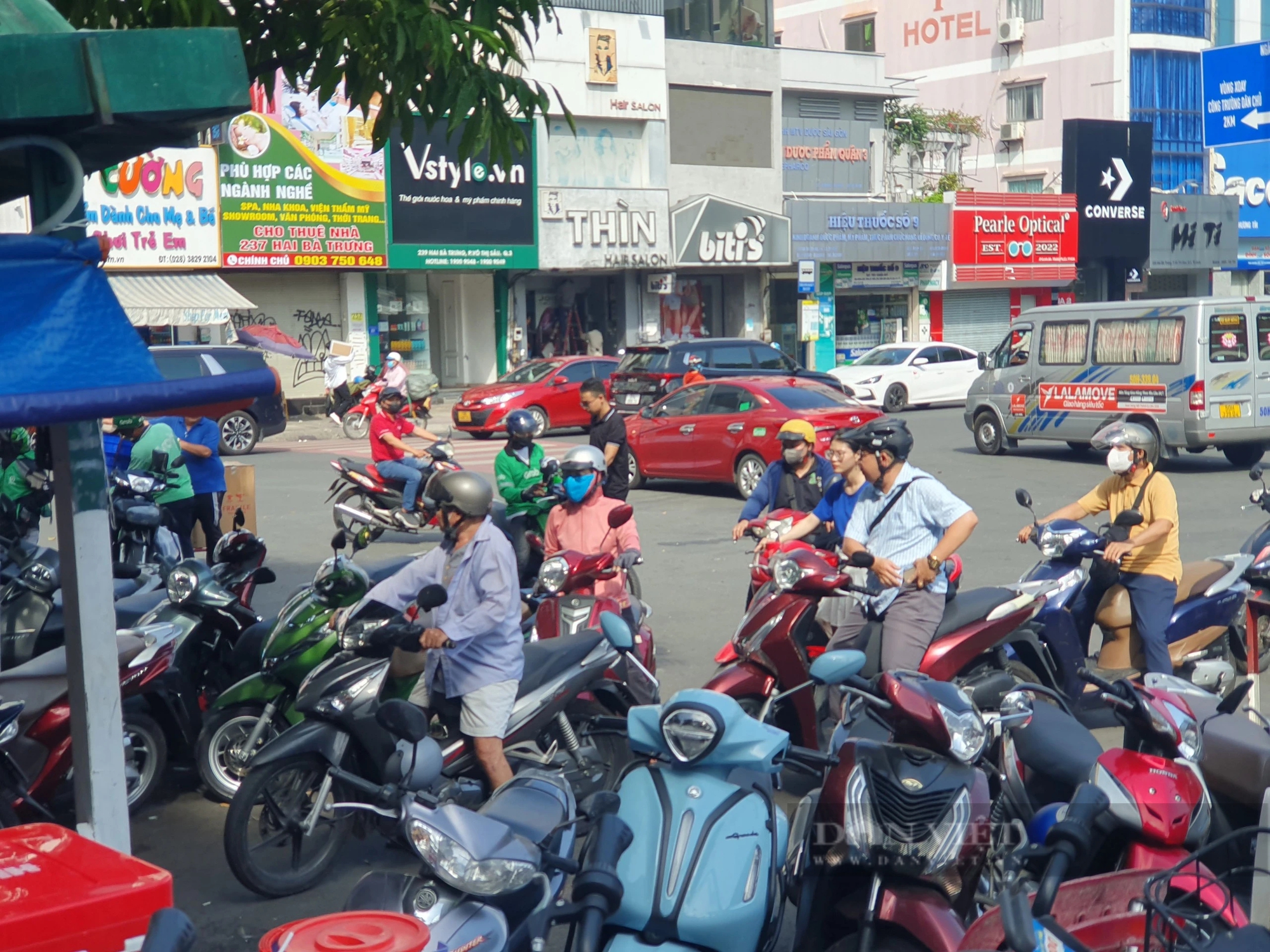 Lễ hội Bánh mì chưa mở cửa, người dân đã kéo đến, bãi đỗ xe hết chỗ chứa- Ảnh 3.