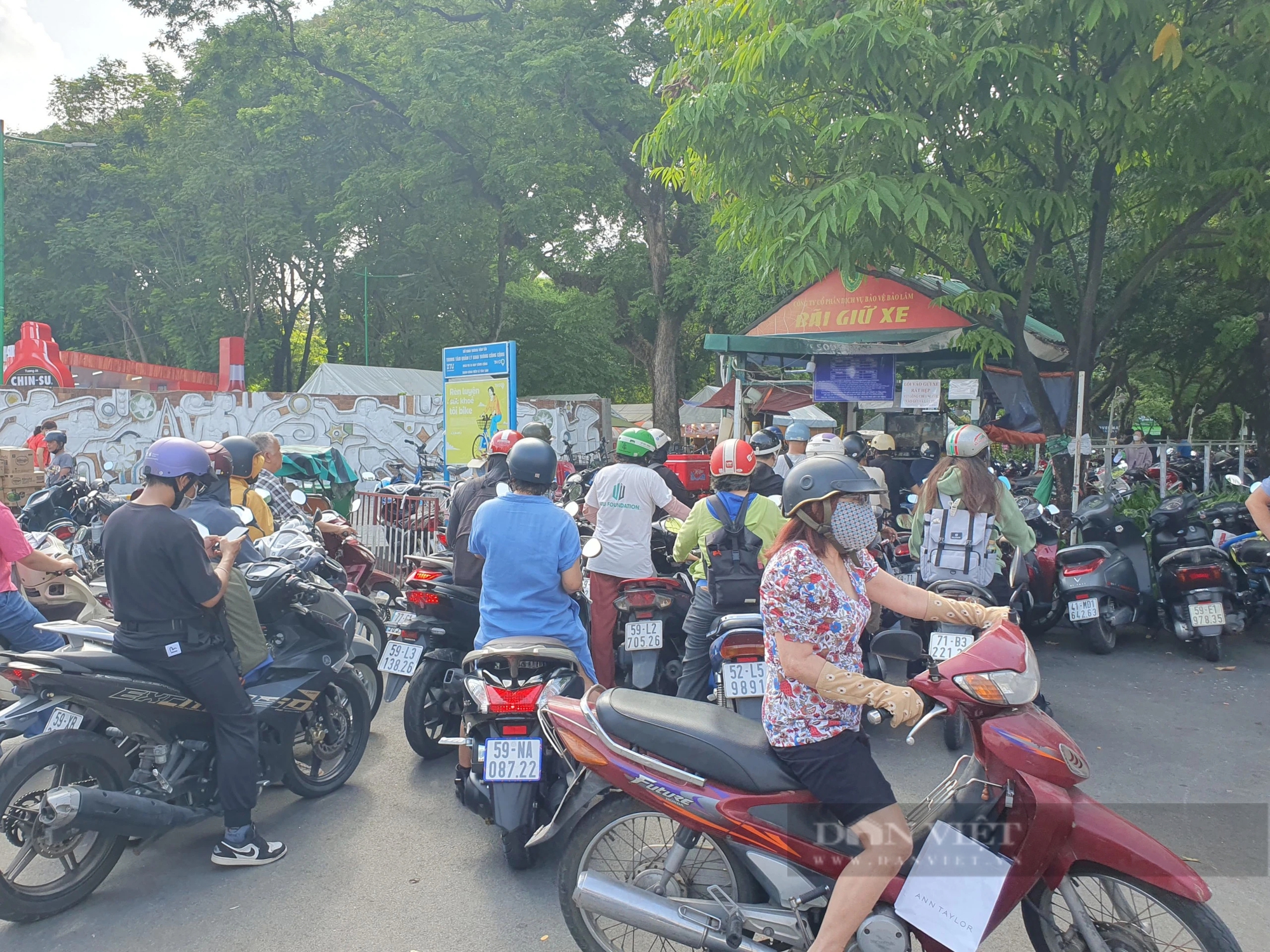 Lễ hội Bánh mì chưa mở cửa, người dân đã kéo đến, bãi đỗ xe hết chỗ chứa- Ảnh 2.