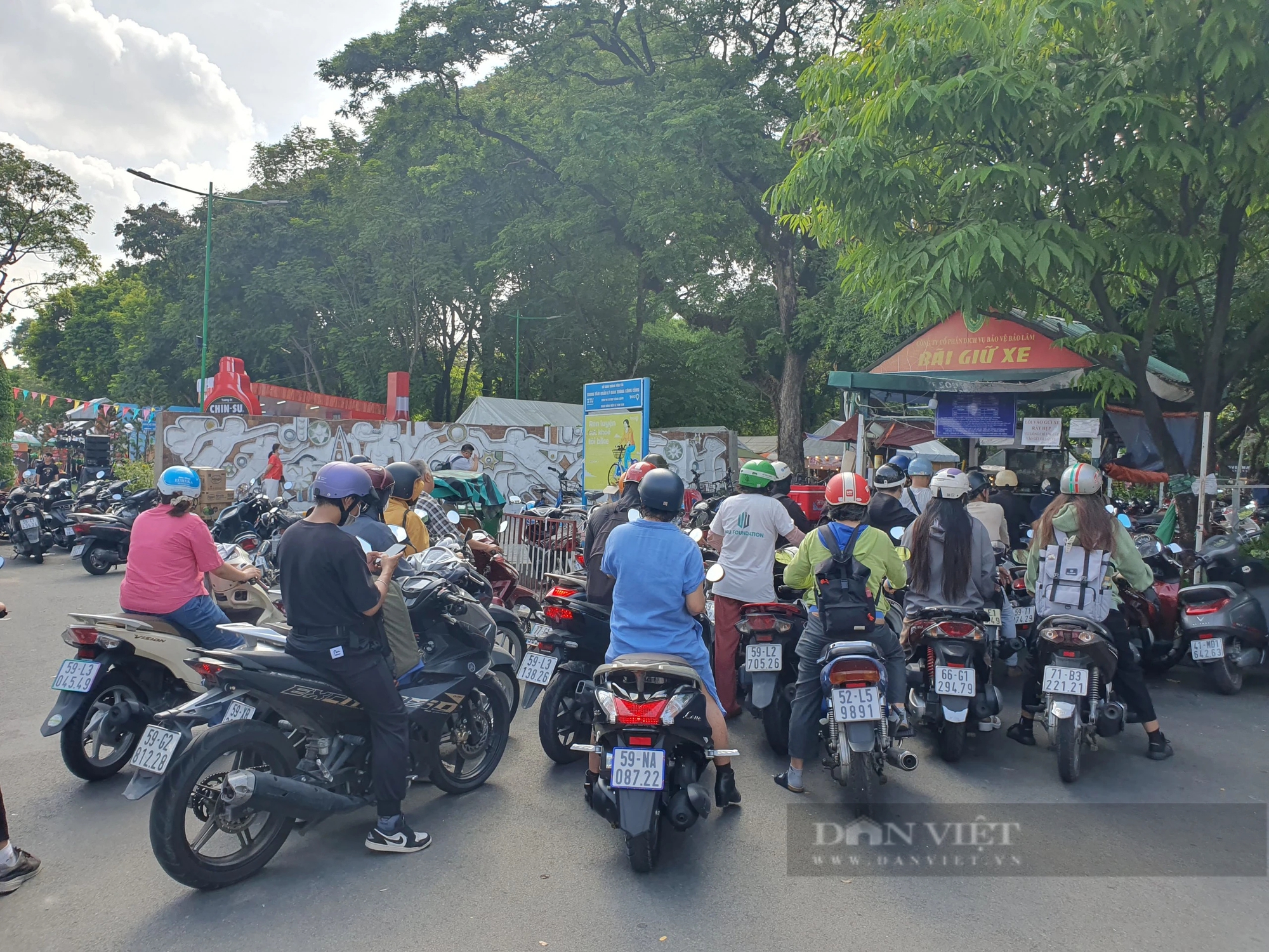 Lễ hội Bánh mì chưa mở cửa, người dân đã kéo đến, bãi đỗ xe hết chỗ chứa- Ảnh 1.