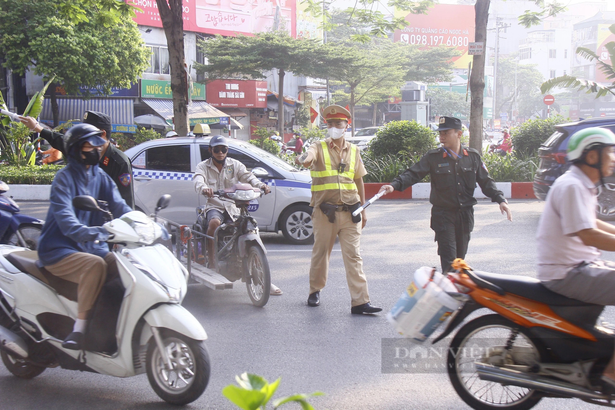 Nhiều học sinh ở Hà Nội không GPLX, không mũ bảo hiểm vẫn được người thân giao xe máy để đi- Ảnh 1.