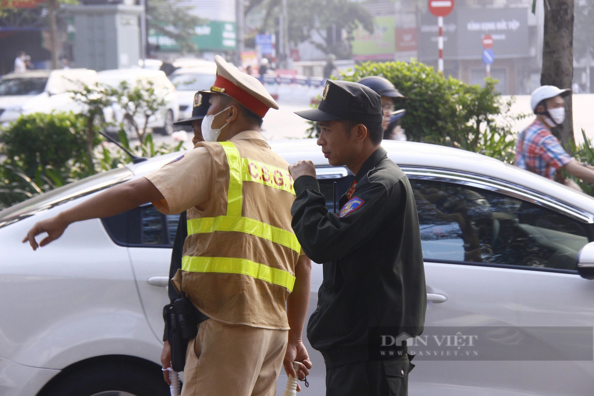 Nhiều học sinh ở Hà Nội không GPLX, không mũ bảo hiểm vẫn được người thân giao xe máy để đi- Ảnh 2.