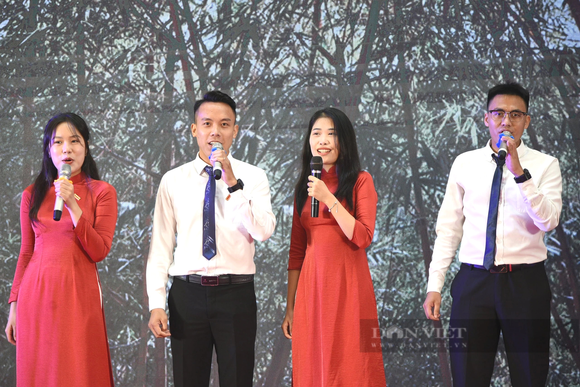 Ca sĩ Tuấn Dương gây ấn tượng với ca khúc nhạc sĩ Nguyễn Vĩnh Tiến sáng tác tặng báo Nông thôn Ngày nay- Ảnh 4.
