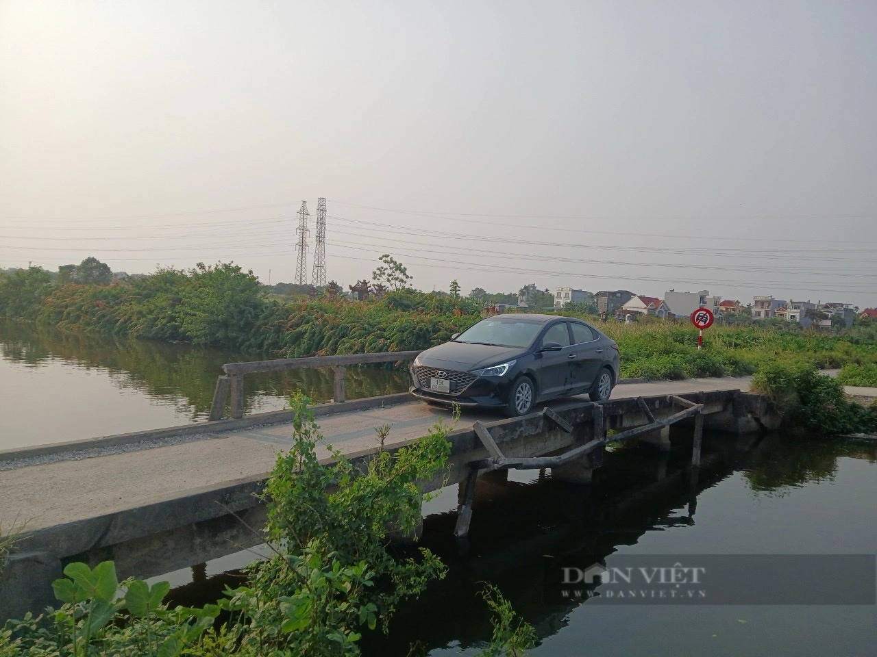 Bất chấp biển cấm, các phương tiện ô tô vẫn đi qua cầu, đường nông thôn Hải Phòng- Ảnh 2.