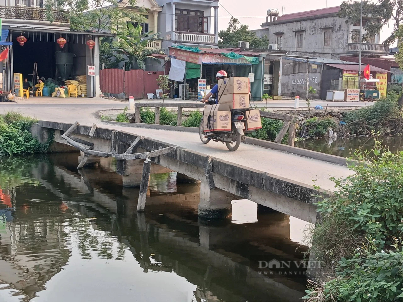 Bất chấp biển cấm, các phương tiện ô tô vẫn đi qua cầu, đường nông thôn Hải Phòng- Ảnh 3.