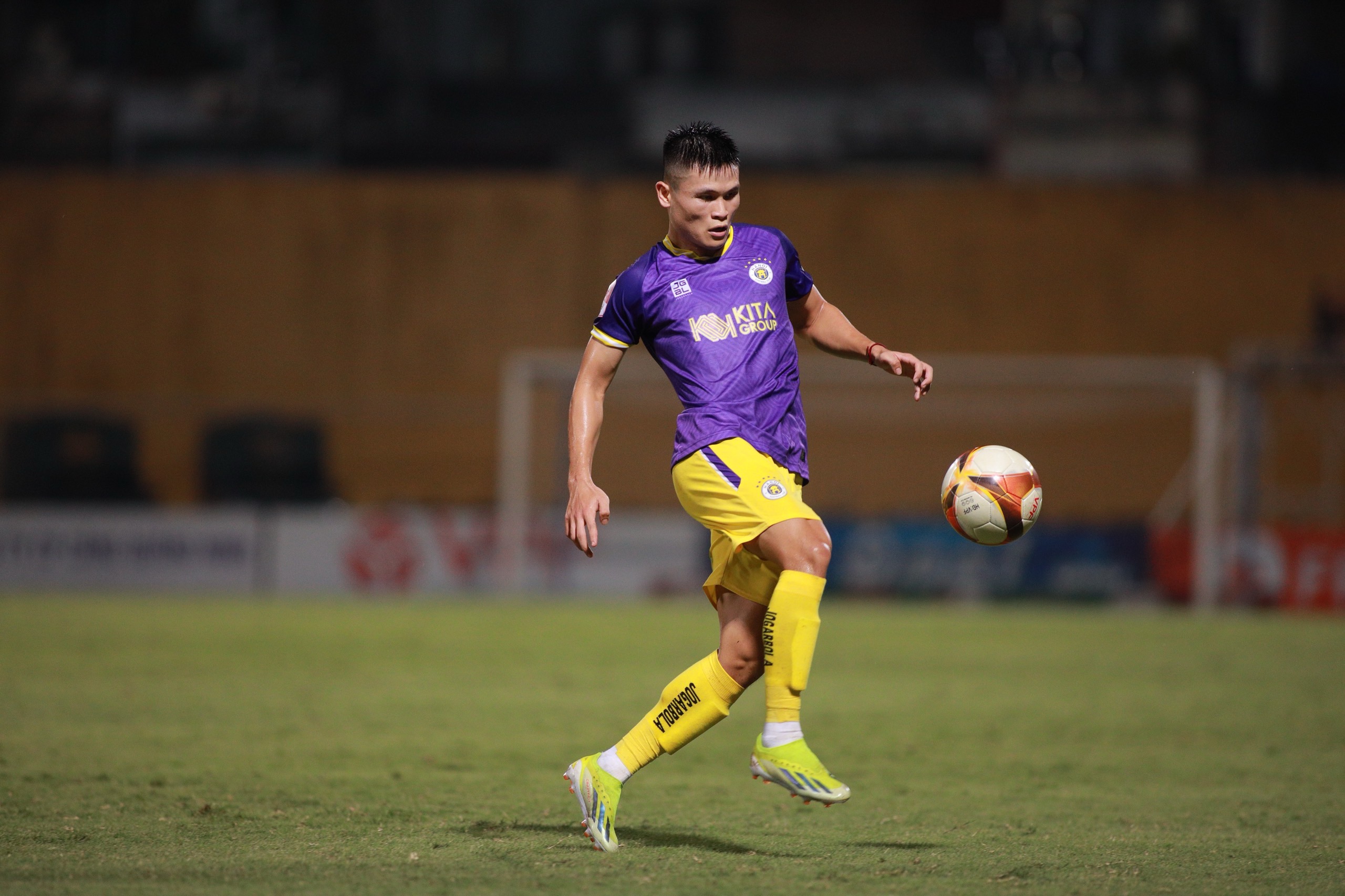 Minh Vương làm “quân sư” cho HLV Vũ Tiến Thành, HAGL vẫn thua Hà Nội FC- Ảnh 10.