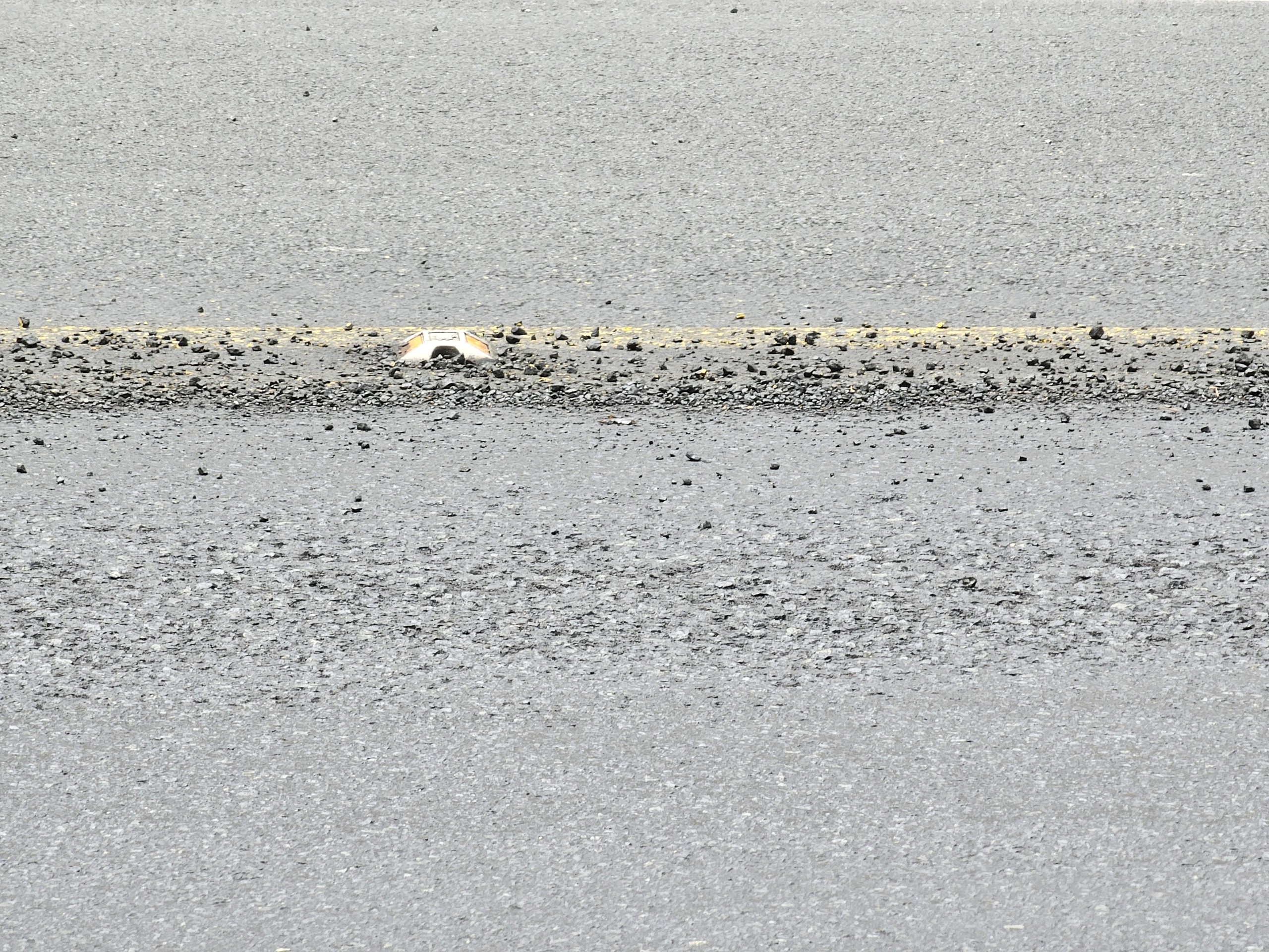 Đèo Prenn tại Đà Lạt xuất hiện vệt hóa chất lạ gây bong tróc mặt đường- Ảnh 3.