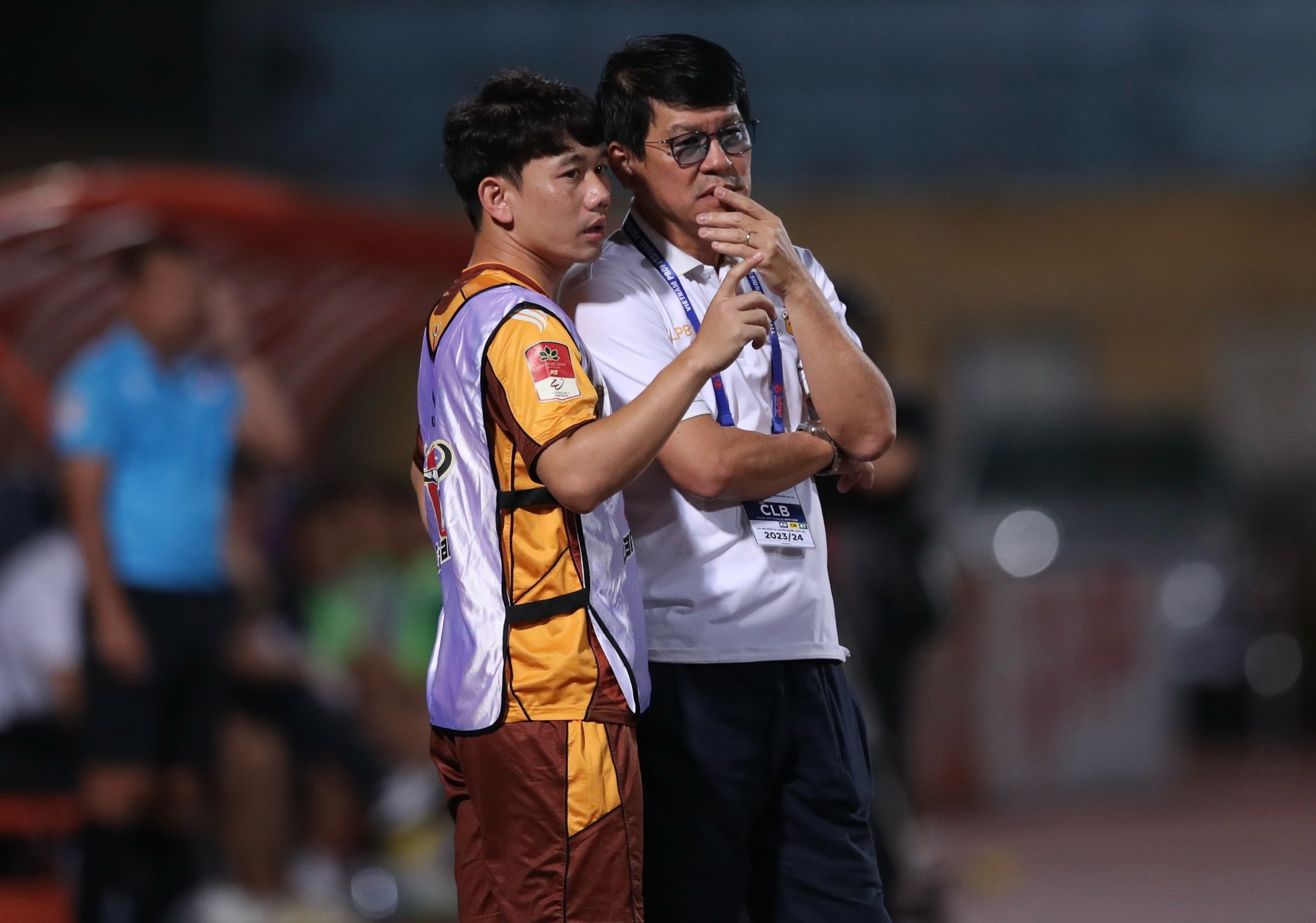 Minh Vương làm “quân sư” cho HLV Vũ Tiến Thành, HAGL vẫn thua Hà Nội FC- Ảnh 6.