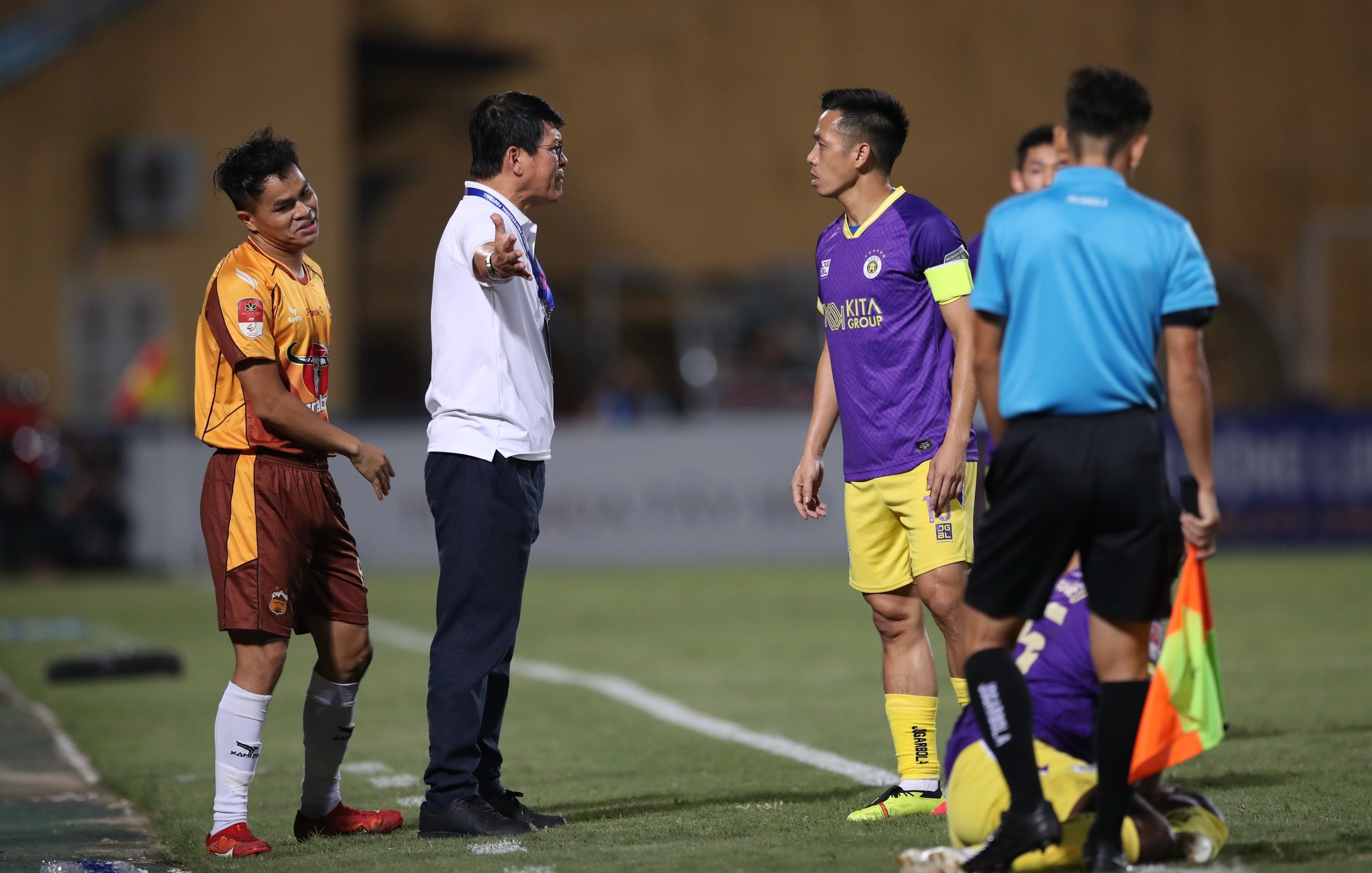 Minh Vương làm “quân sư” cho HLV Vũ Tiến Thành, HAGL vẫn thua Hà Nội FC- Ảnh 15.