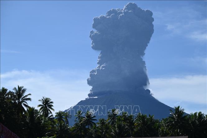 Indonesia sơ tán hàng trăm người gần núi lửa đang phun trào- Ảnh 1.