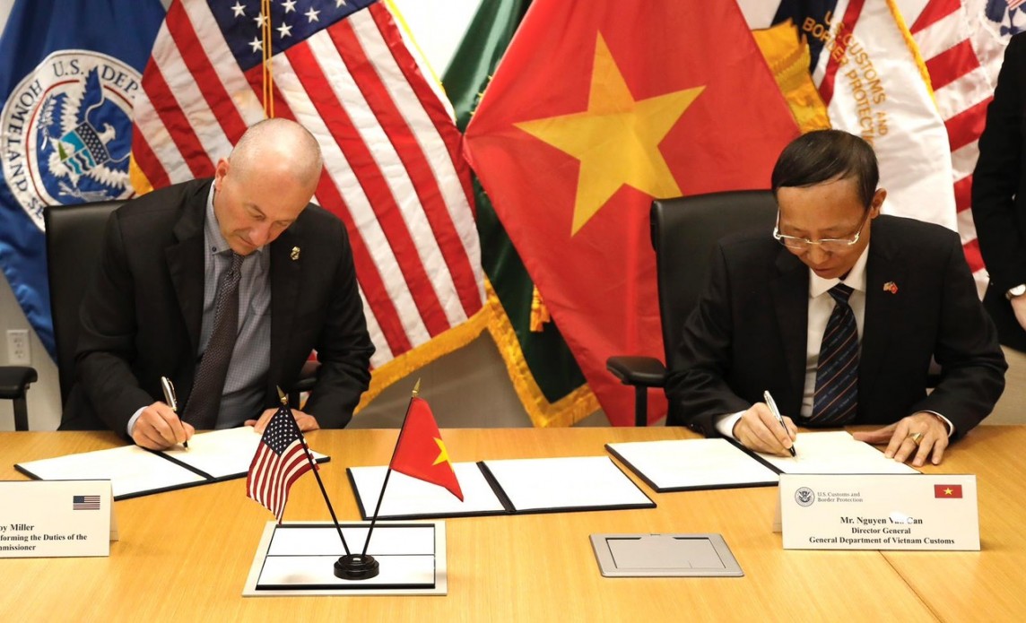 Hải quan Việt Nam - Mỹ ký Hiệp định về chống gian lận xuất xứ, kết nối cảng biển với nhau- Ảnh 1.
