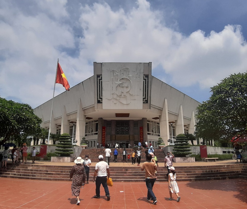 Lễ thượng cờ và giờ tham quan Lăng Chủ tịch Hồ Chí Minh mới nhất mùa hè 2024- Ảnh 4.