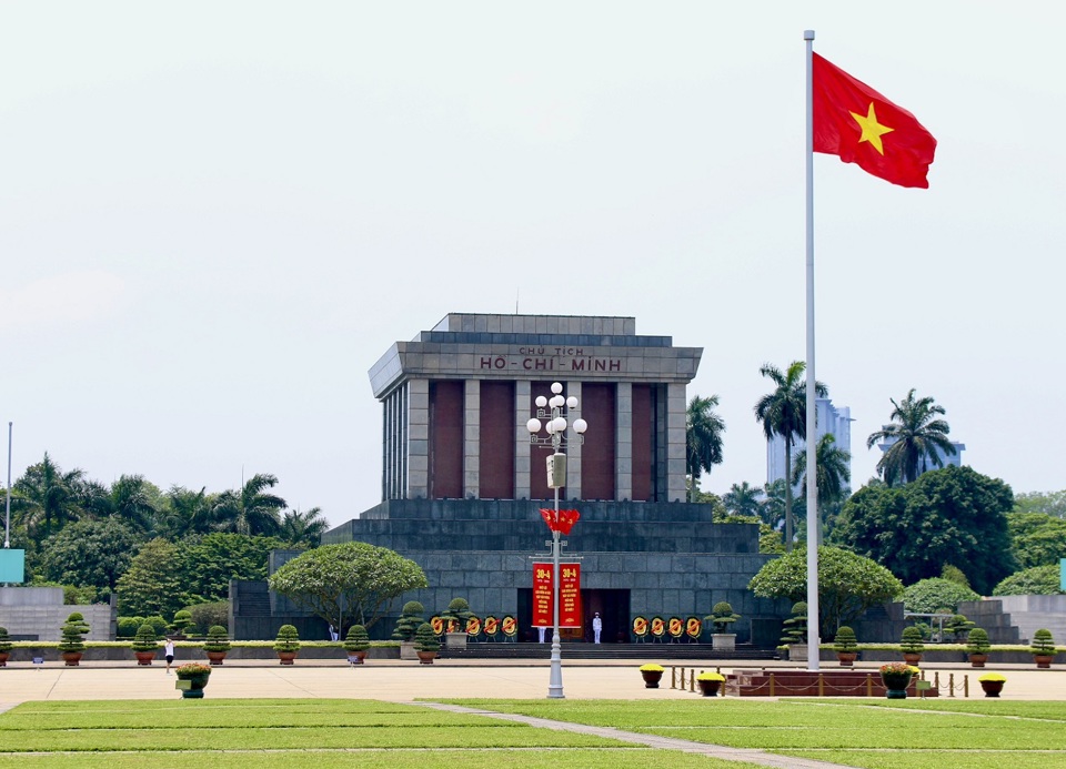 Lễ thượng cờ và giờ tham quan Lăng Chủ tịch Hồ Chí Minh mới nhất mùa hè 2024- Ảnh 1.