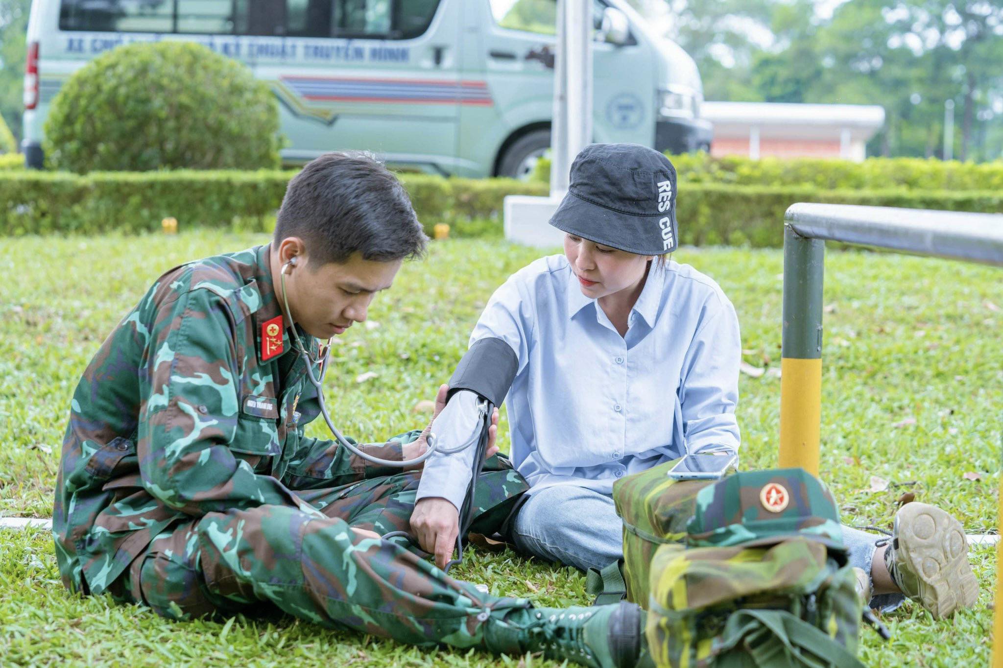 Cặp đôi đầu tiên nên duyên từ Sao nhập ngũ: Bác sĩ quân y "tán đổ" MC xinh đẹp nhờ… con muỗi - Ảnh 2.