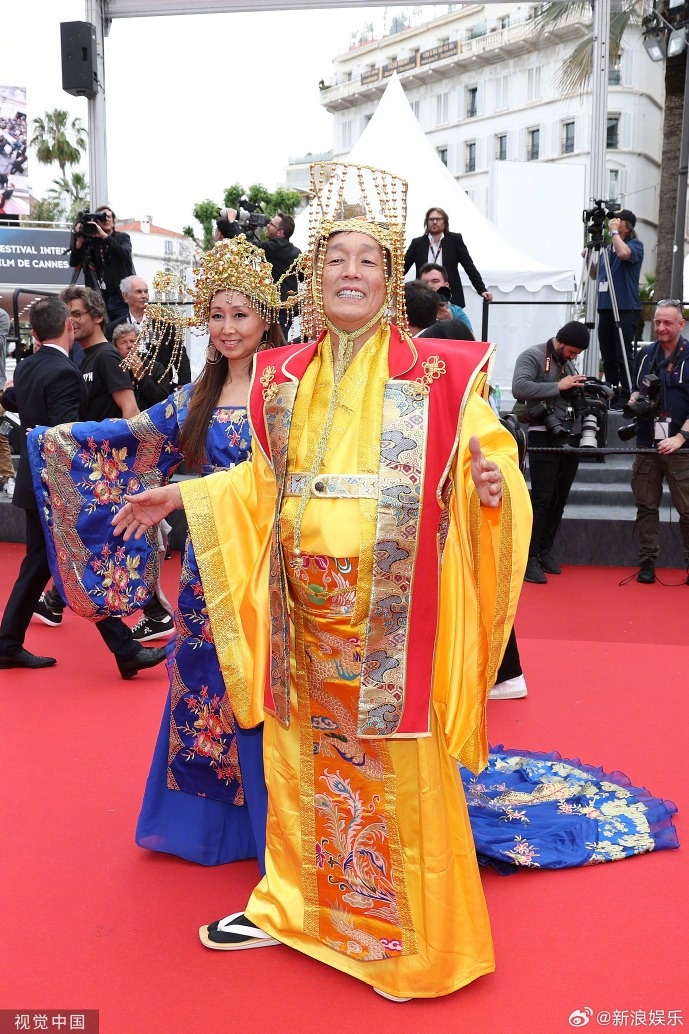 Thảm đỏ LHP Cannes bị “vấy bẩn” vì khách mời vô danh