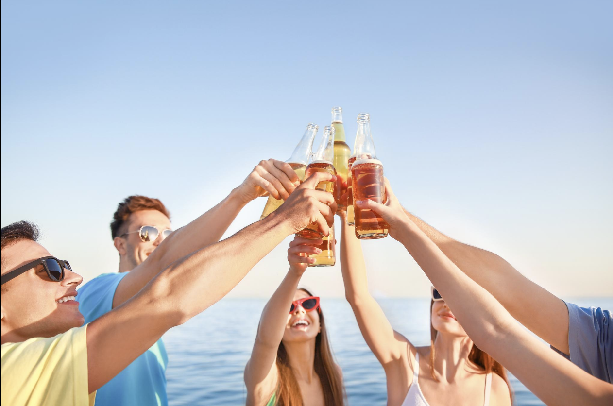 Làm thế nào để giữ an toàn khi uống rượu ở bãi biển?- Ảnh 2.
