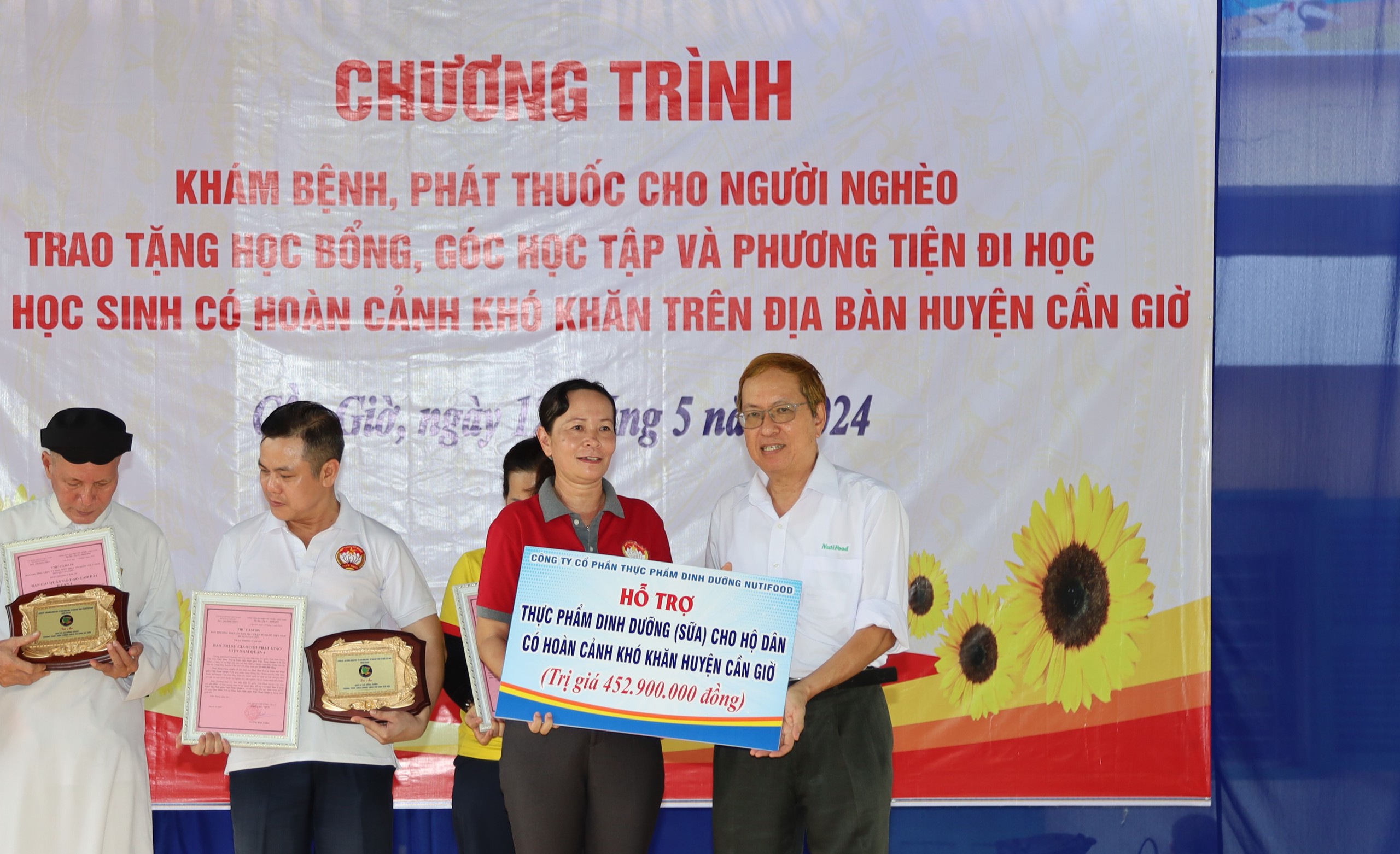 Nutifood tặng 1.000 phần quà dinh dưỡng cho hộ gia đình nghèo huyện Cần Giờ- Ảnh 1.