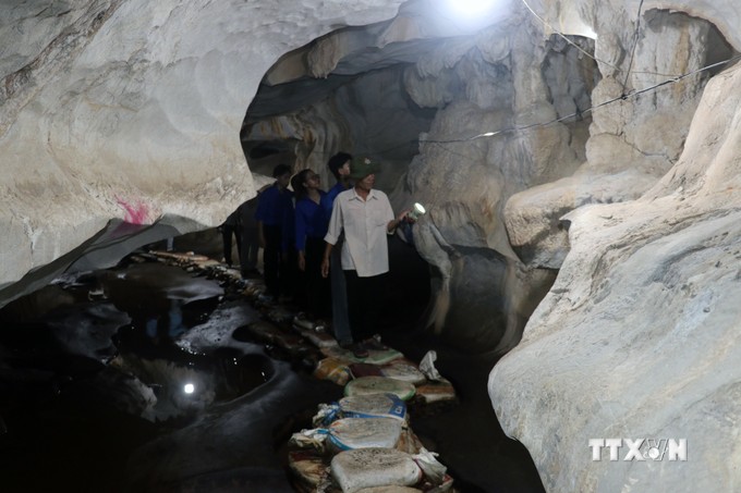 Trong một ngọn núi ở Kiên Giang có cái hang đá nổi tiếng, muốn vào phải đi qua cầu tạm- Ảnh 3.