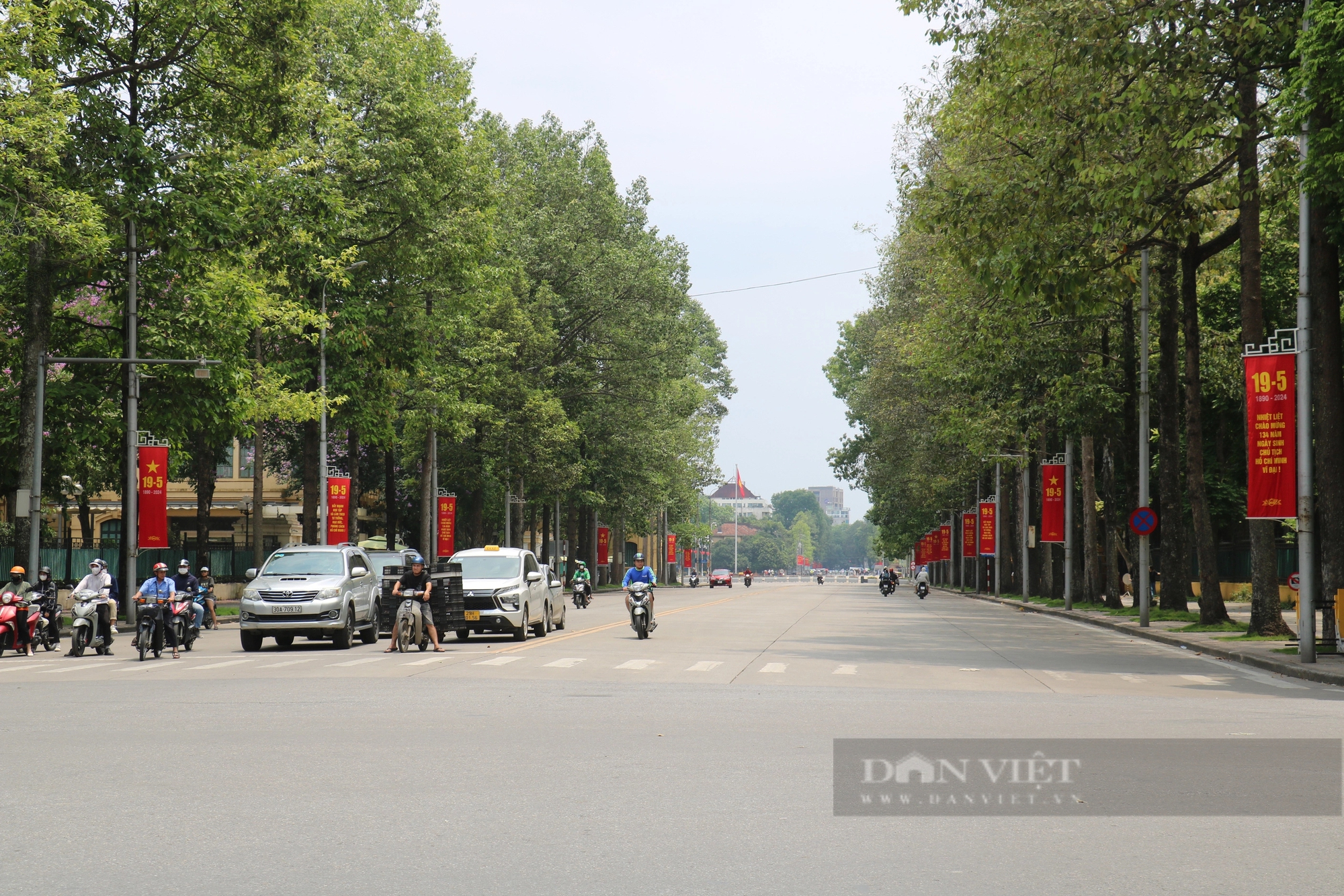 Phố phường Thủ đô rợp cờ hoa kỷ niệm 134 năm Ngày sinh Chủ tịch Hồ Chí Minh- Ảnh 1.