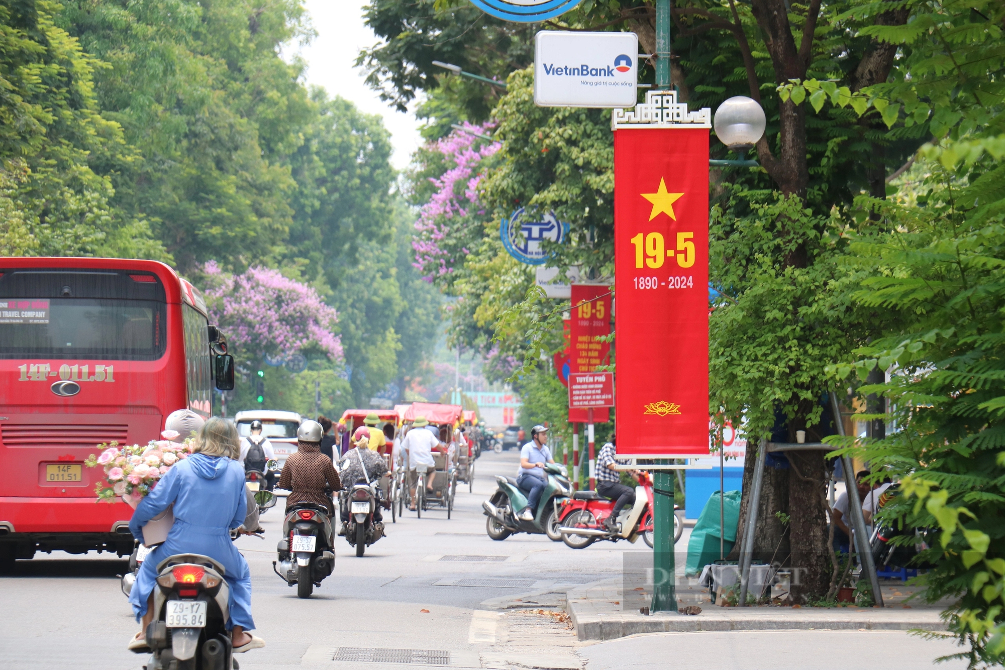 Phố phường Thủ đô rợp cờ hoa kỷ niệm 134 năm Ngày sinh Chủ tịch Hồ Chí Minh- Ảnh 2.