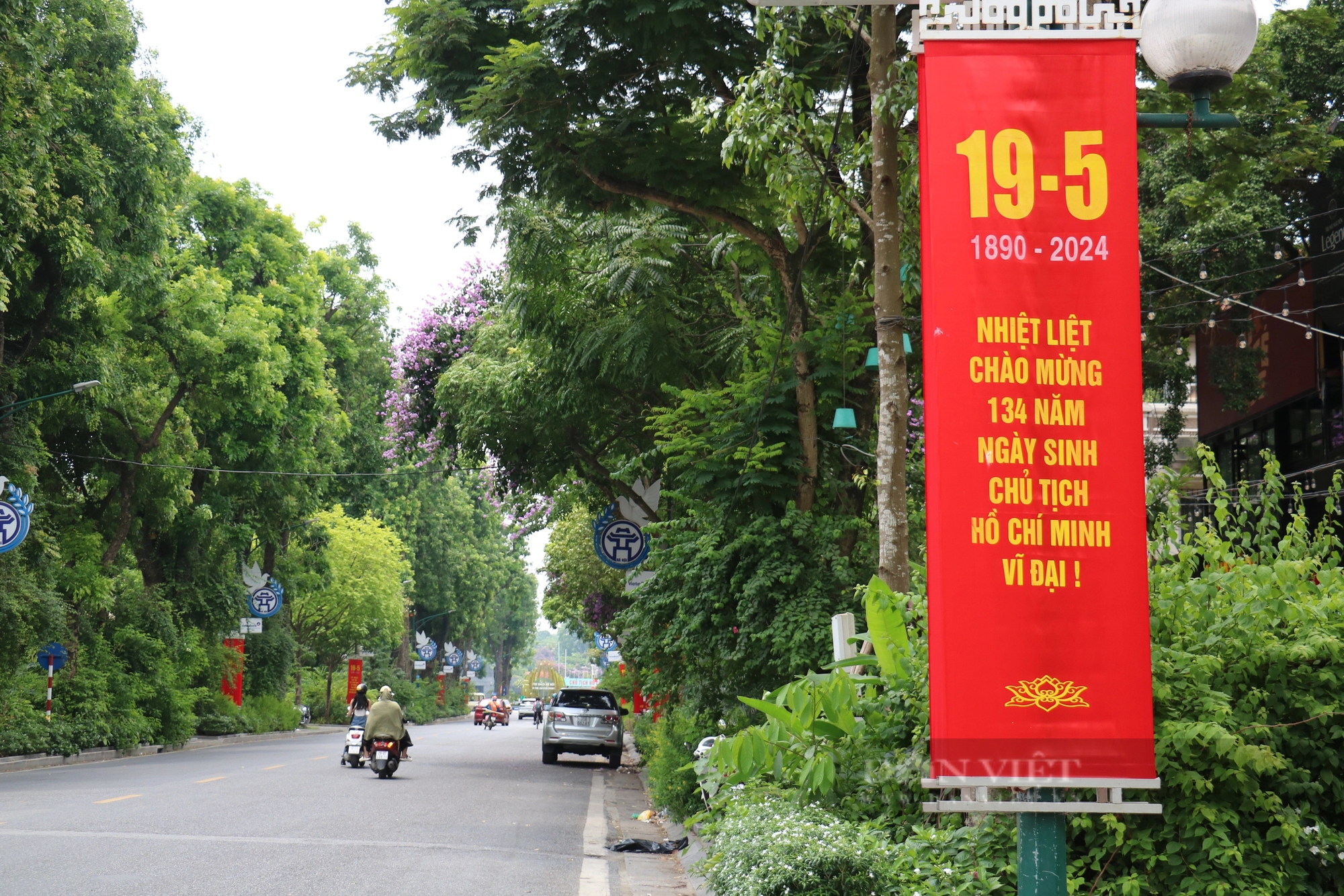 Phố phường Thủ đô rợp cờ hoa kỷ niệm 134 năm Ngày sinh Chủ tịch Hồ Chí Minh- Ảnh 3.