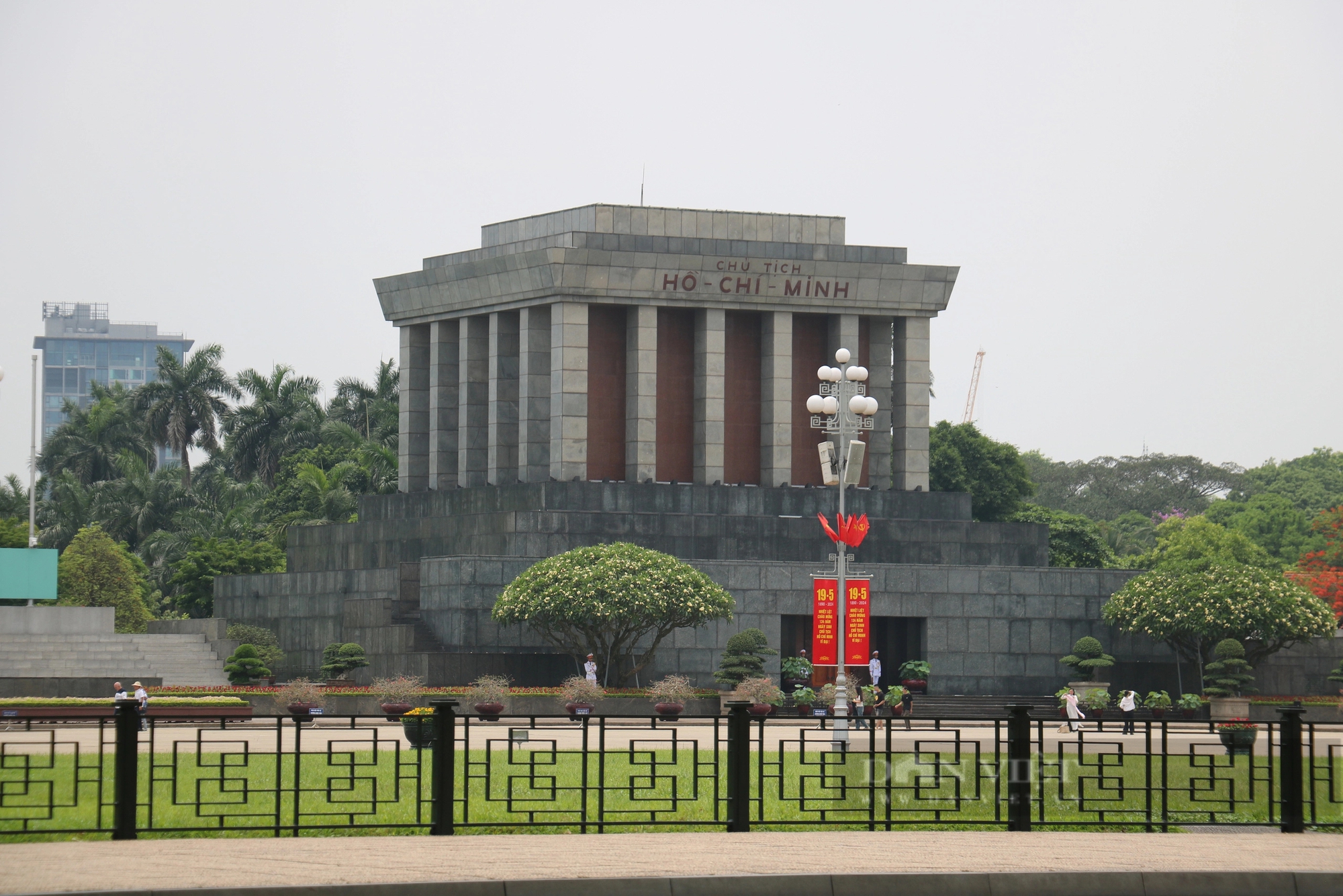 Phố phường Thủ đô rợp cờ hoa kỷ niệm 134 năm Ngày sinh Chủ tịch Hồ Chí Minh- Ảnh 4.