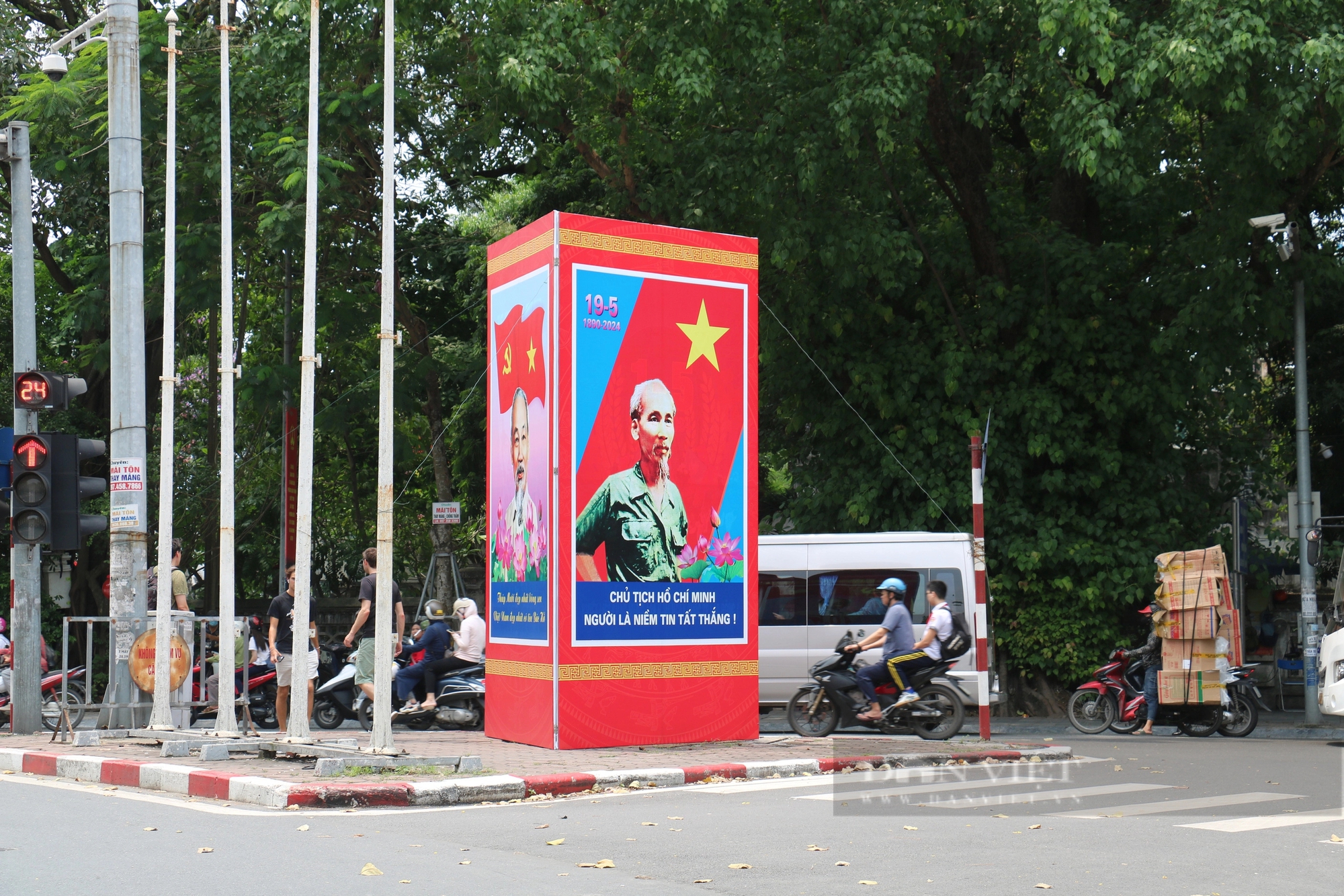 Phố phường Thủ đô rợp cờ hoa kỷ niệm 134 năm Ngày sinh Chủ tịch Hồ Chí Minh- Ảnh 5.