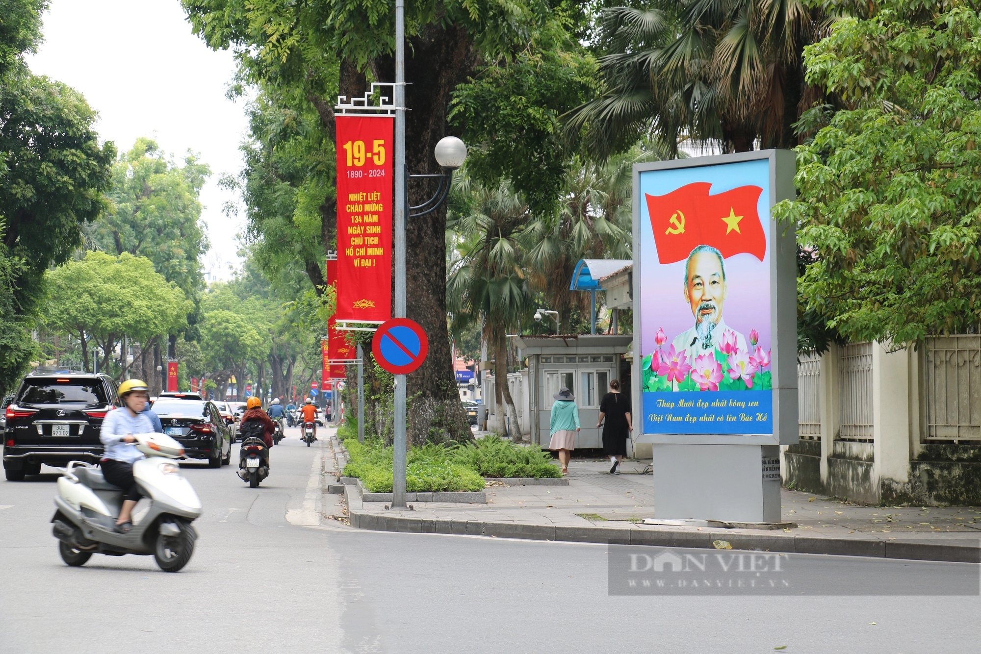 Phố phường Thủ đô rợp cờ hoa kỷ niệm 134 năm Ngày sinh Chủ tịch Hồ Chí Minh- Ảnh 6.