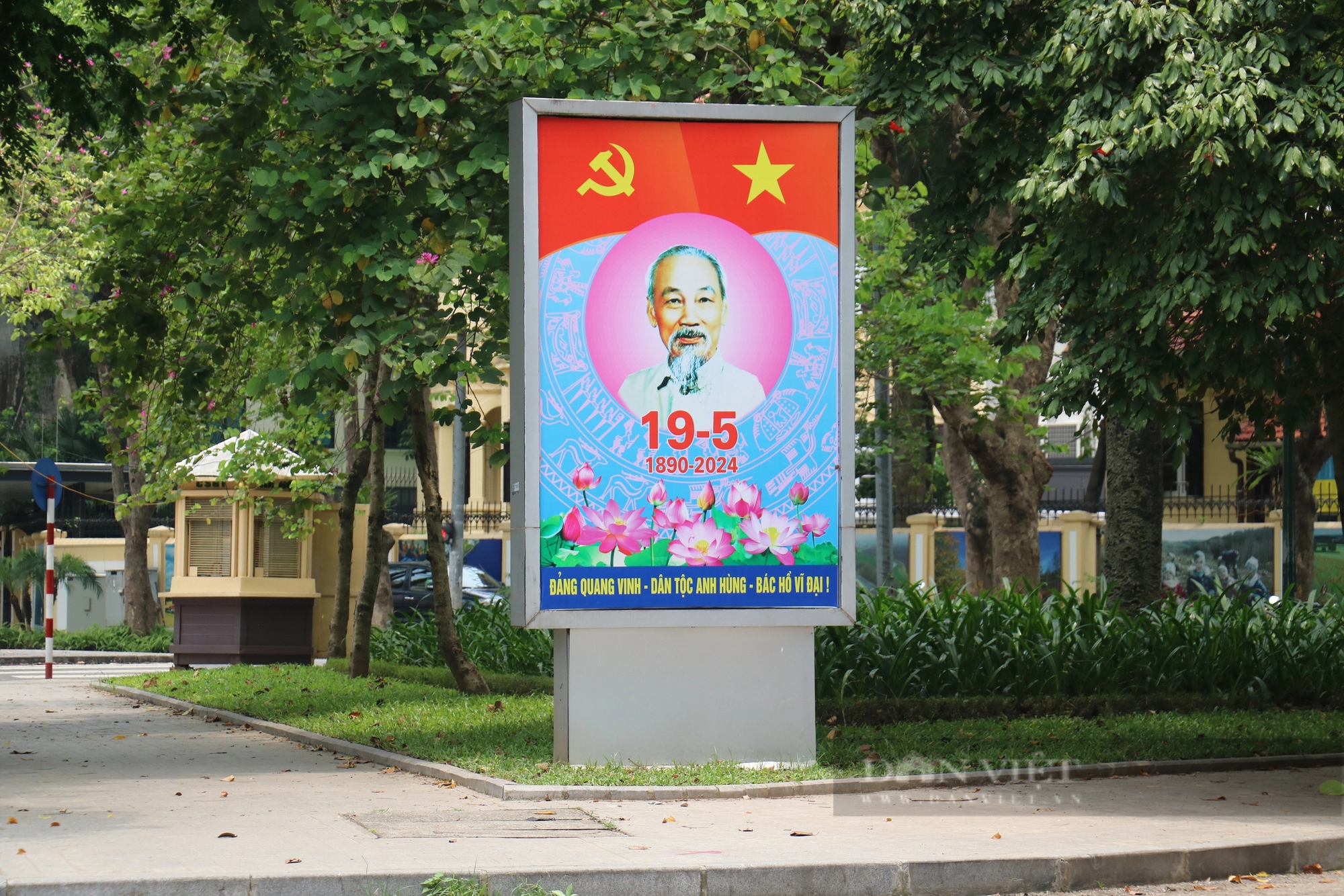 Phố phường Thủ đô rợp cờ hoa kỷ niệm 134 năm Ngày sinh Chủ tịch Hồ Chí Minh- Ảnh 7.