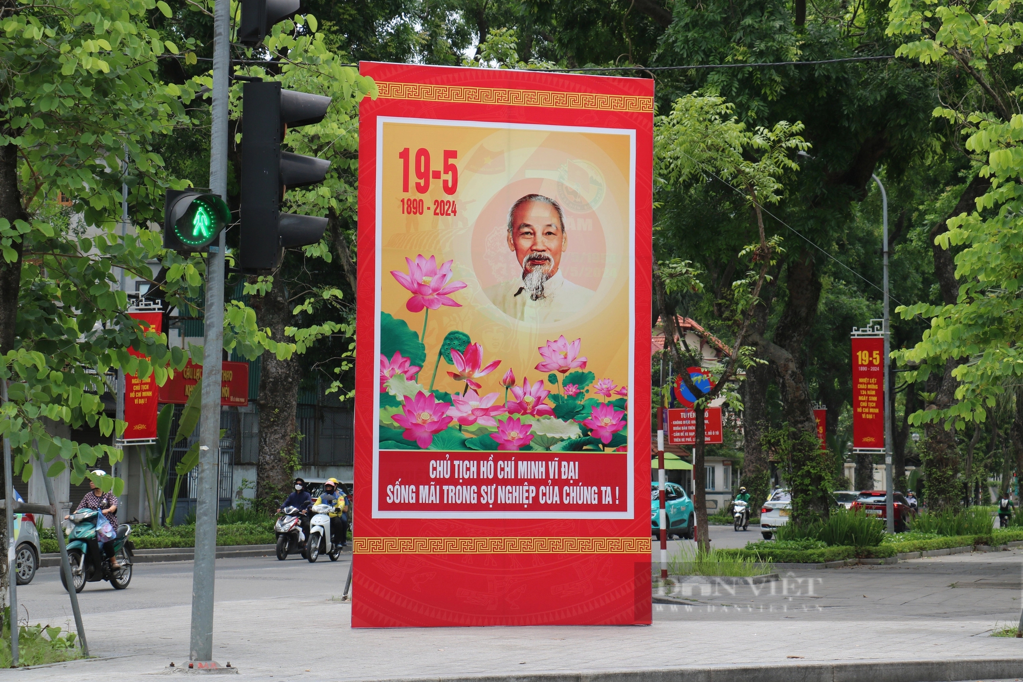 Phố phường Thủ đô rợp cờ hoa kỷ niệm 134 năm Ngày sinh Chủ tịch Hồ Chí Minh- Ảnh 8.