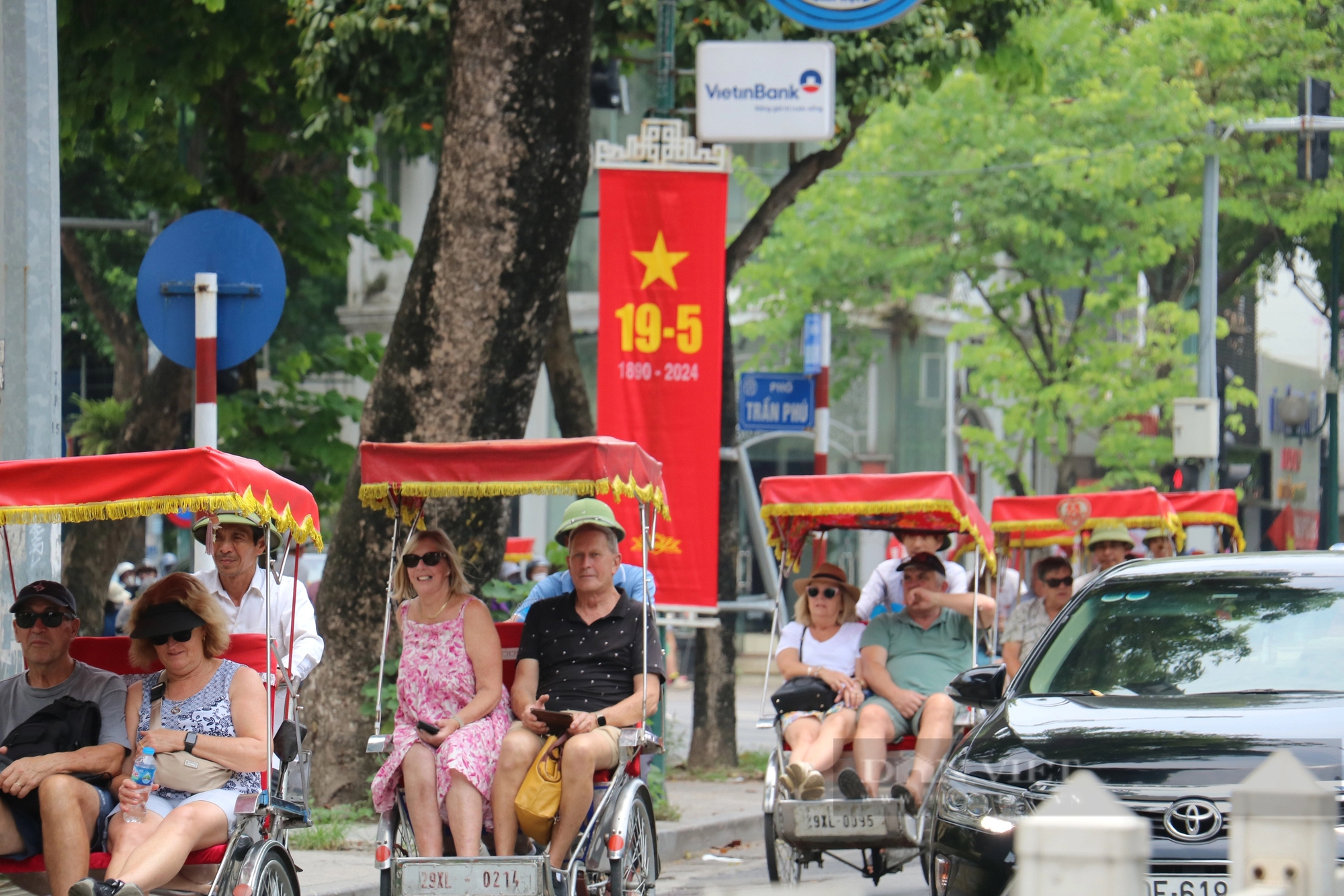 Phố phường Thủ đô rợp cờ hoa kỷ niệm 134 năm Ngày sinh Chủ tịch Hồ Chí Minh- Ảnh 9.