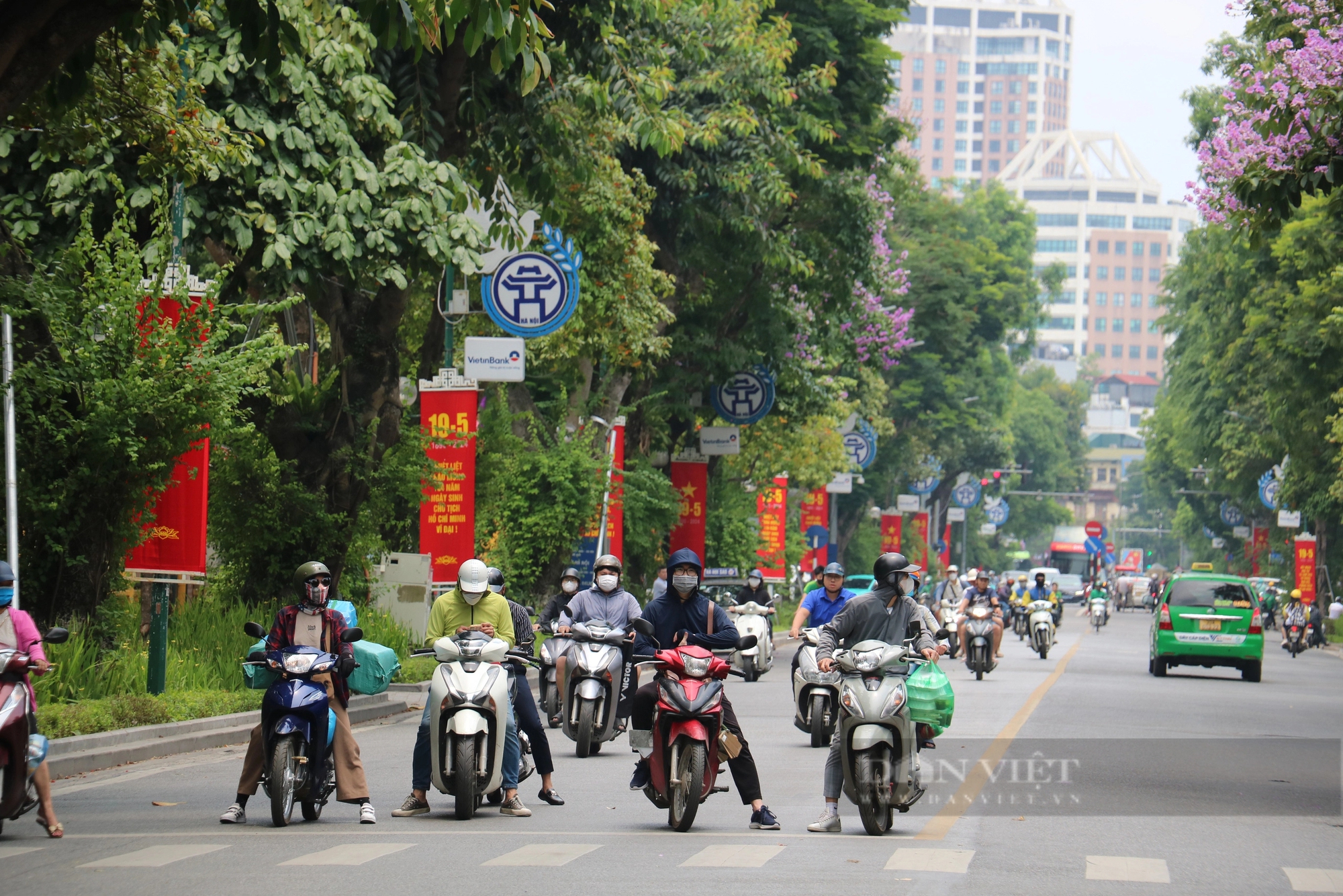 Phố phường Thủ đô rợp cờ hoa kỷ niệm 134 năm Ngày sinh Chủ tịch Hồ Chí Minh- Ảnh 10.