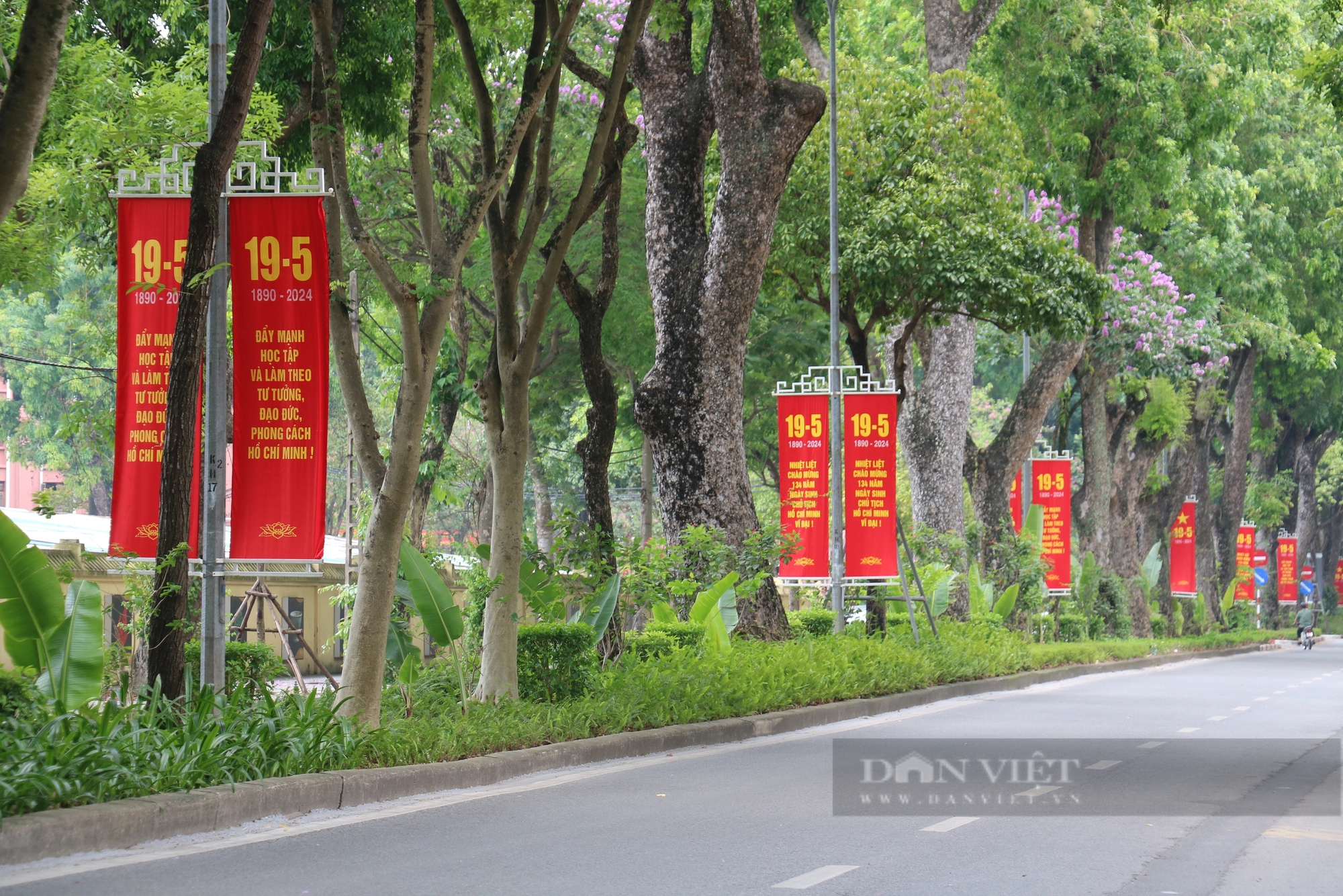 Phố phường Thủ đô rợp cờ hoa kỷ niệm 134 năm Ngày sinh Chủ tịch Hồ Chí Minh- Ảnh 11.
