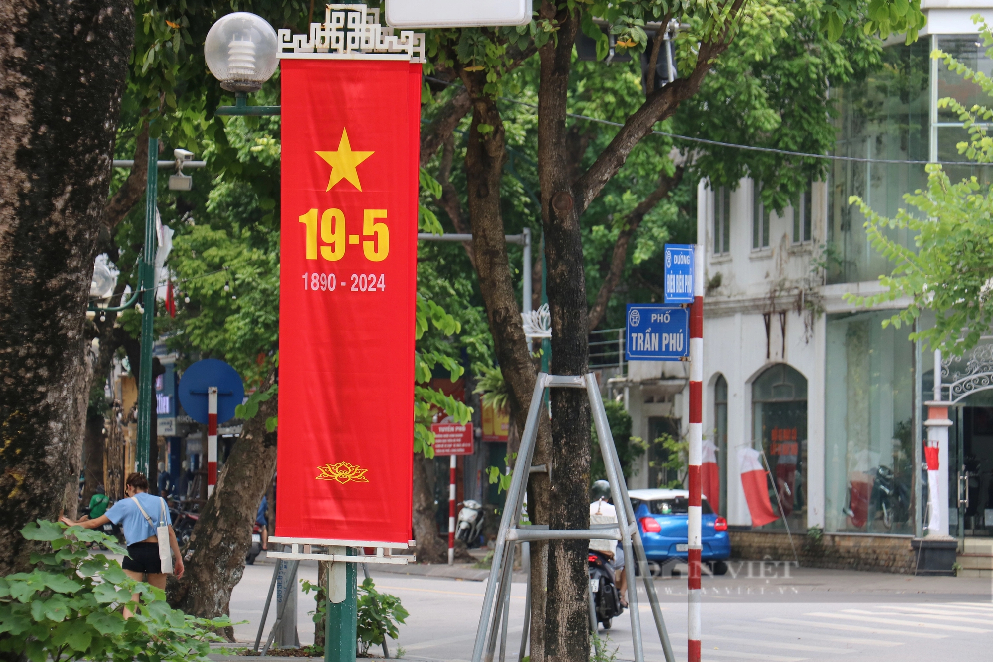 Phố phường Thủ đô rợp cờ hoa kỷ niệm 134 năm Ngày sinh Chủ tịch Hồ Chí Minh- Ảnh 12.