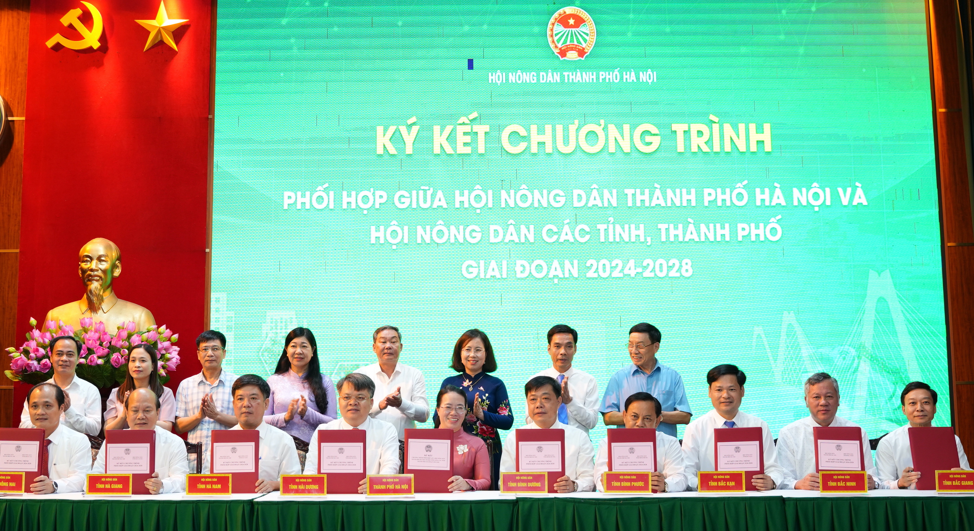 Hội Nông dân TP Hà Nội và Hội Nông dân 36 tỉnh, thành ký kết chương trình phối hợp giai đoạn 2024-2028- Ảnh 2.