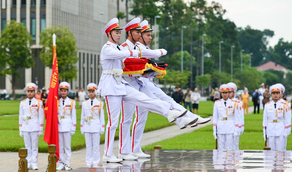 Lễ thượng cờ và giờ tham quan Lăng Chủ tịch Hồ Chí Minh mới nhất mùa hè 2024- Ảnh 6.