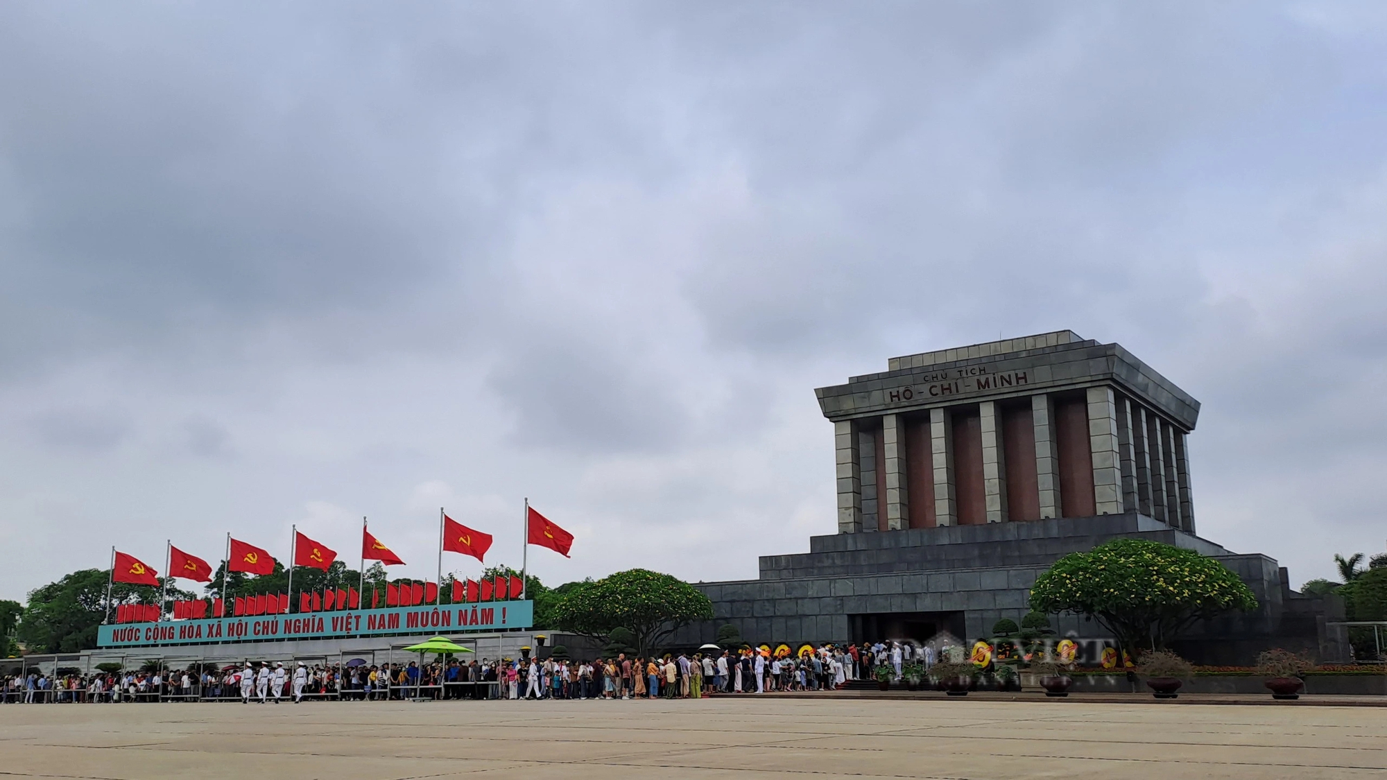 Dòng người xếp hàng vào Lăng viếng Chủ tịch Hồ Chí Minh sáng 19/5- Ảnh 1.