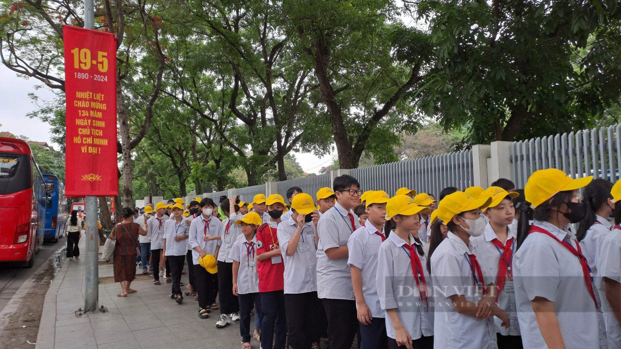 Dòng người xếp hàng vào Lăng viếng Chủ tịch Hồ Chí Minh sáng 19/5- Ảnh 2.