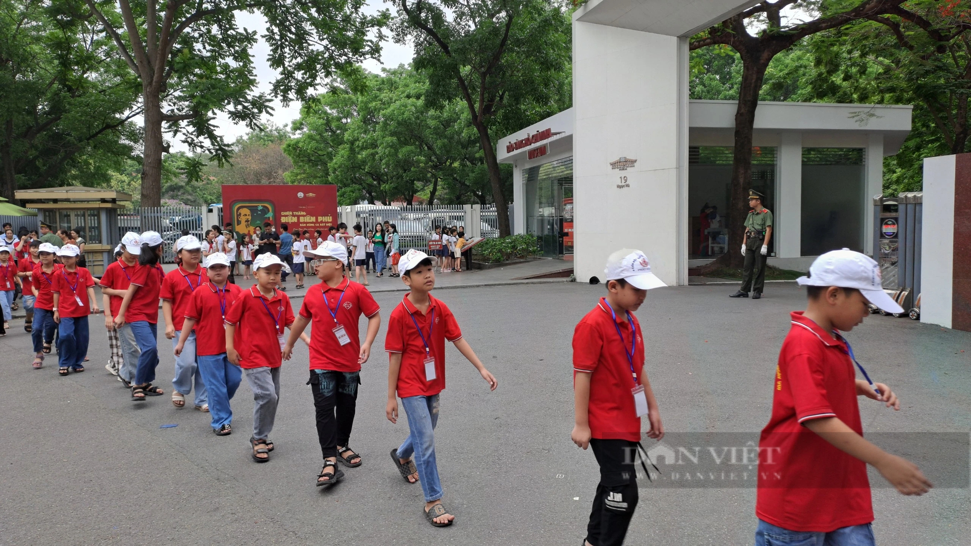 Dòng người xếp hàng vào Lăng viếng Chủ tịch Hồ Chí Minh sáng 19/5- Ảnh 4.