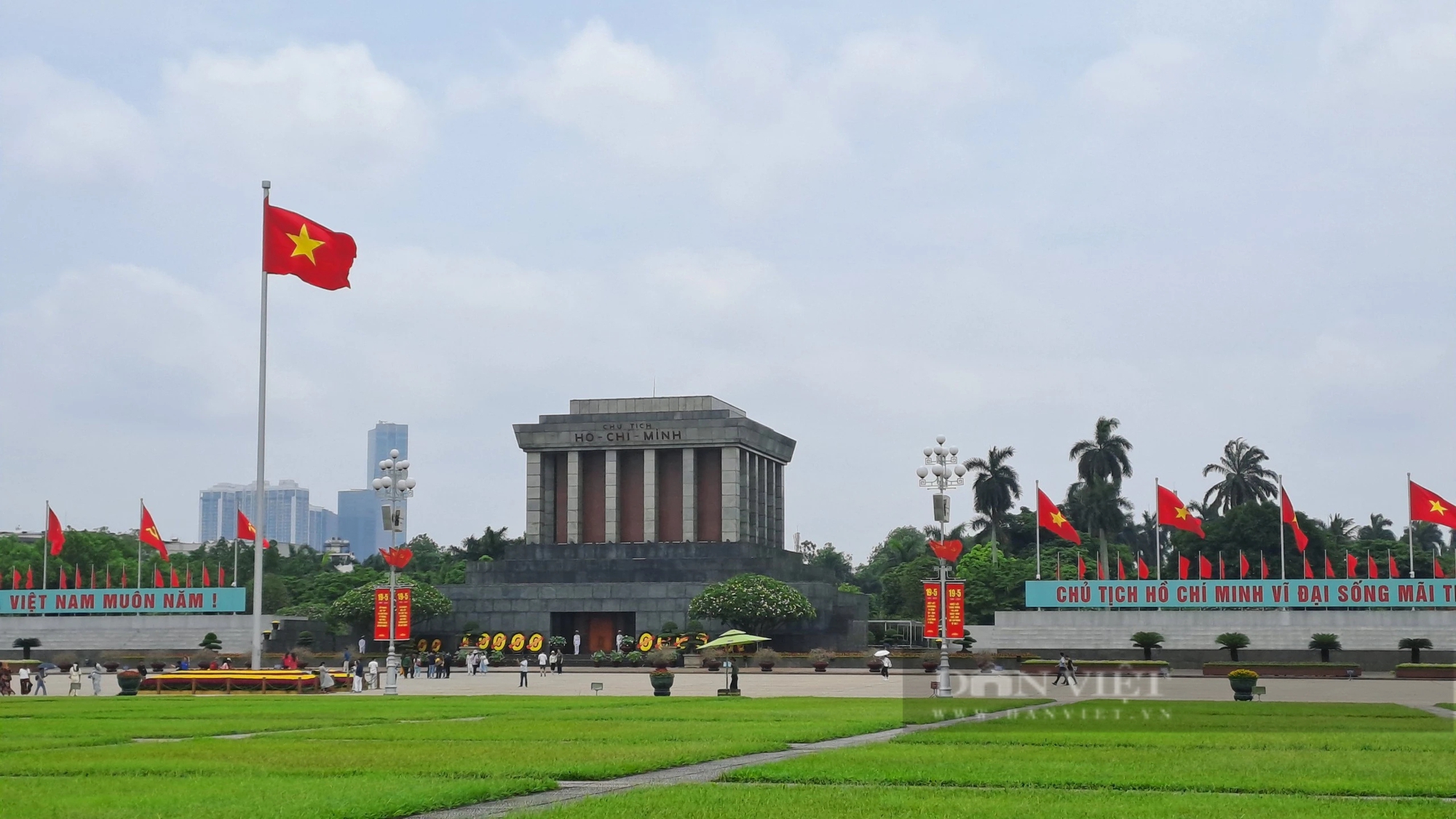 Dòng người xếp hàng vào Lăng viếng Chủ tịch Hồ Chí Minh sáng 19/5- Ảnh 10.