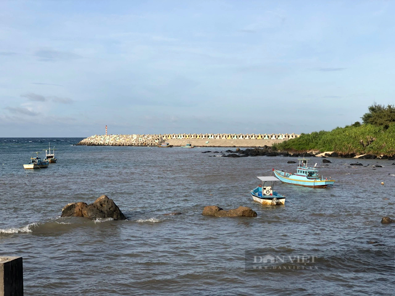 Bình Thuận: Bắt giữ 2 tàu chở khách du lịch tham quan đảo Hòn Hải trái phép- Ảnh 1.