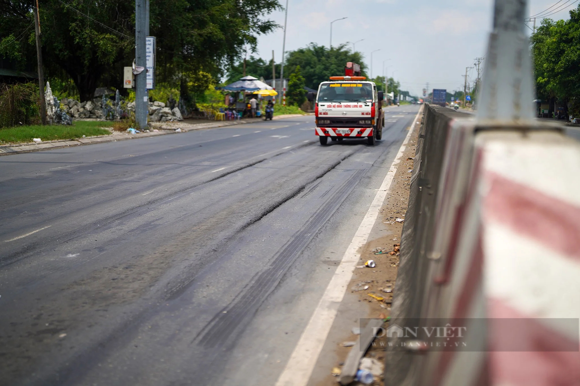 Sửa chữa toàn bộ mặt đường quốc lộ 1 đoạn tránh TP.Tân An bị sụt lún, ngập nước - Ảnh 1.